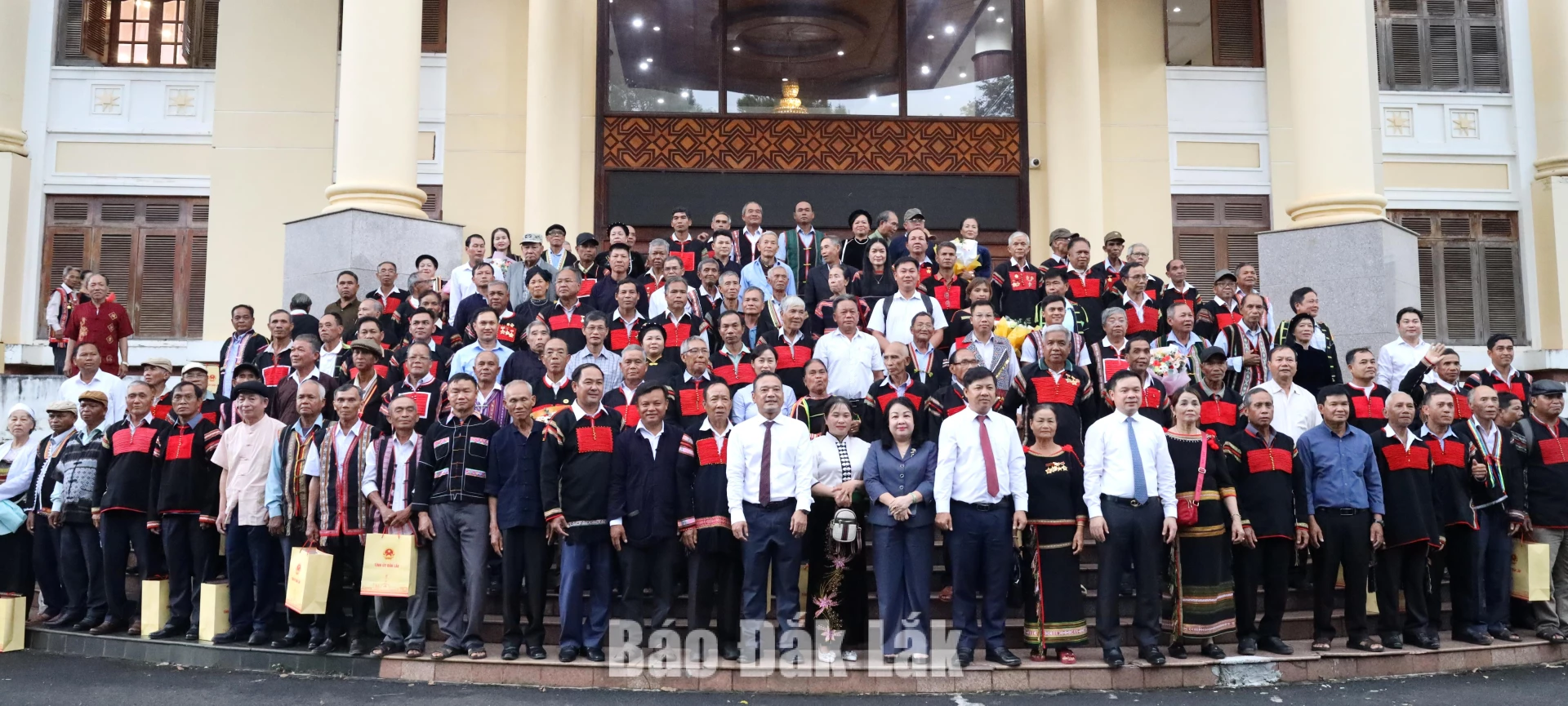 Các đồng chí Thường trực Tỉnh ủy, lãnh đạo UBND tỉnh chụp ảnh lưu niệm cùng người có uy tín.