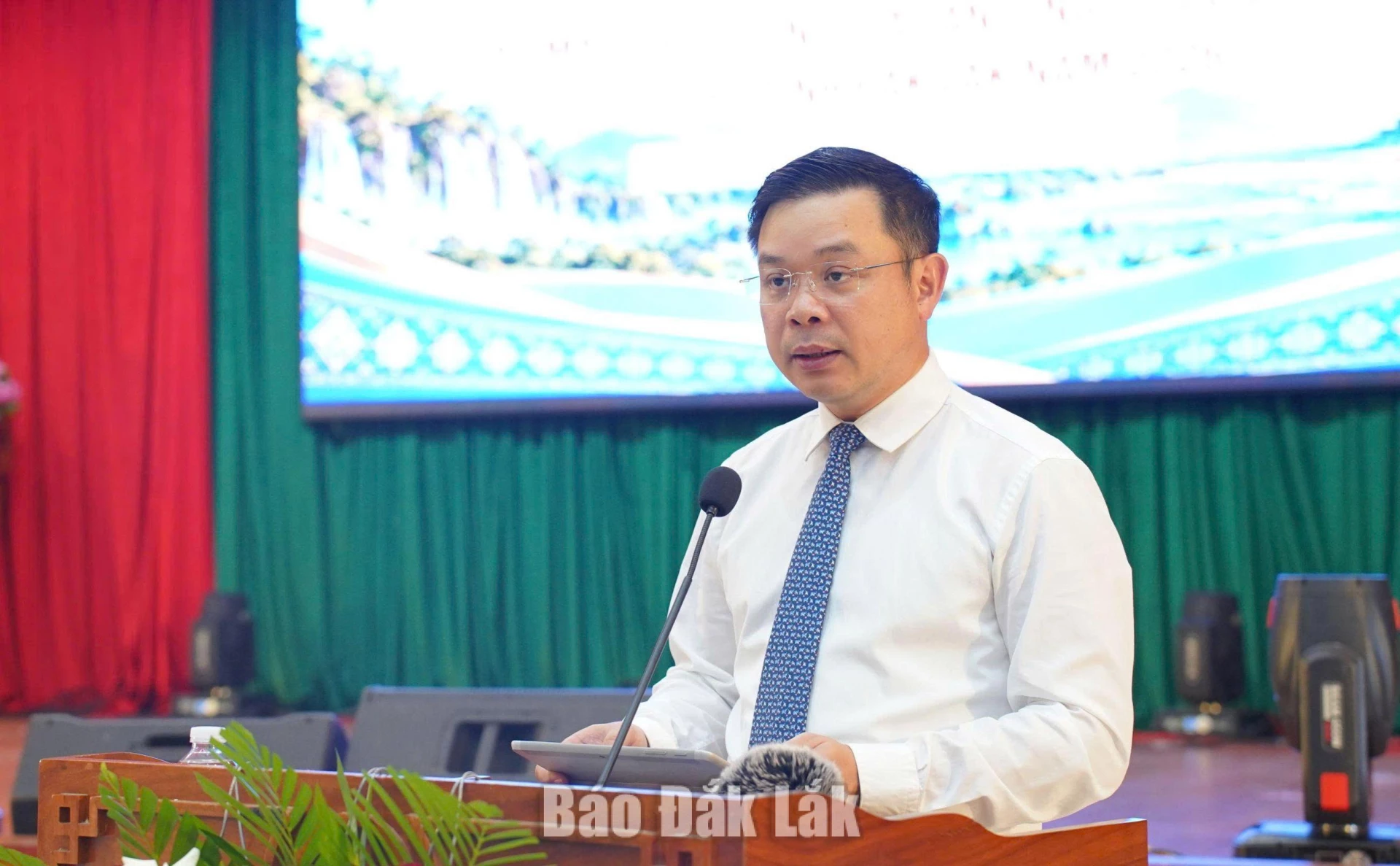 Ủy viên dự khuyết Trung ương Đảng, Phó Bí thư Tỉnh ủy, Chủ tịch UBND tỉnh Đỗ Hữu Huy phát biểu tại hội nghị.
