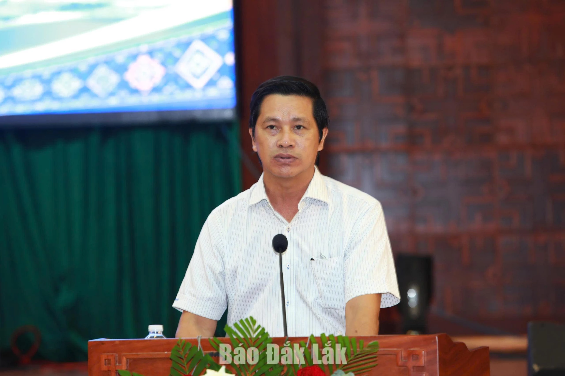 Lãnh đạo Ủy ban MTTQ Việt Nam tỉnh tham luận tại hội nghị.