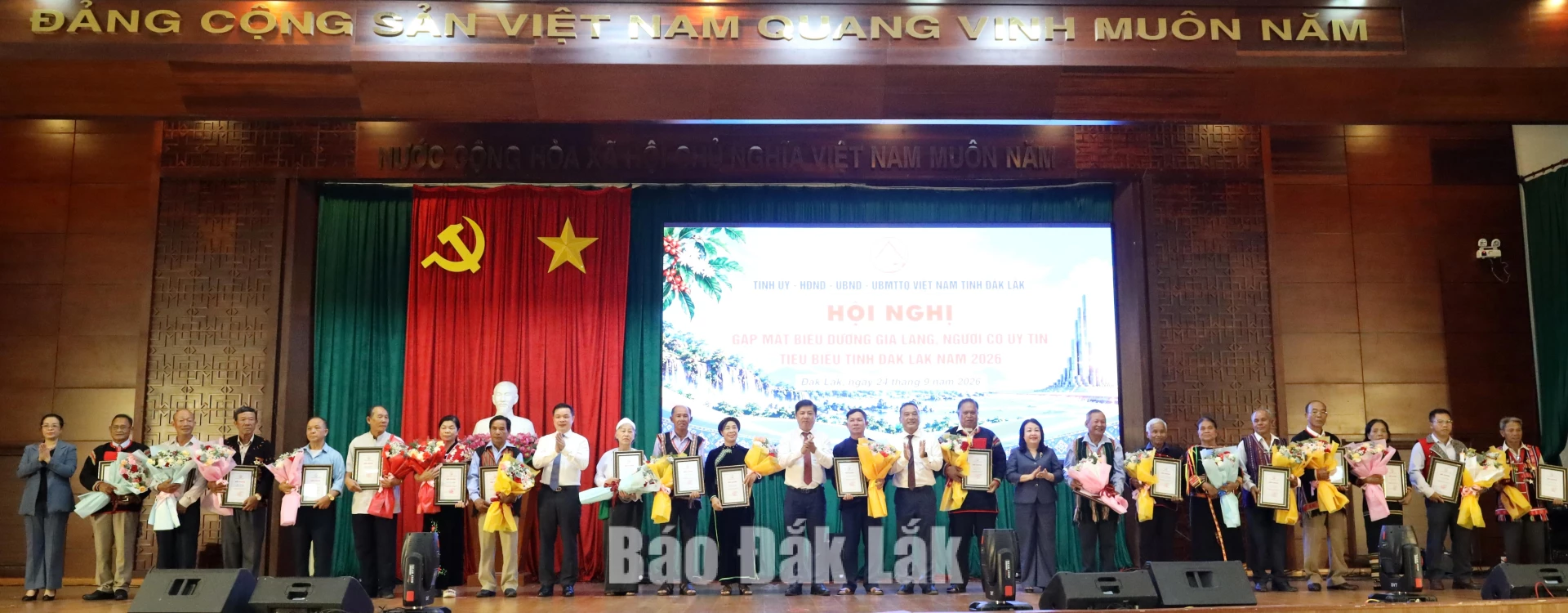 Các đồng chí Thường trực Tỉnh ủy trao biểu dương, tặng hoa cho người có uy tín tiêu biểu.