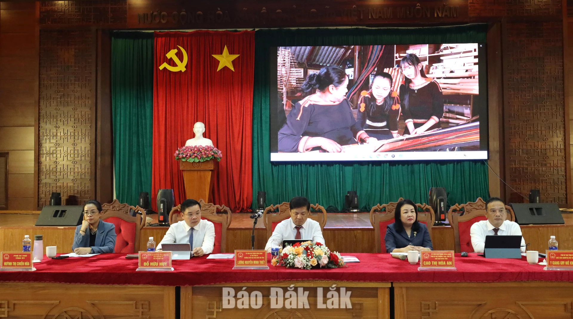 Các đồng chí Thường trực Tỉnh ủy chủ trì, điều hành hội nghị. 
