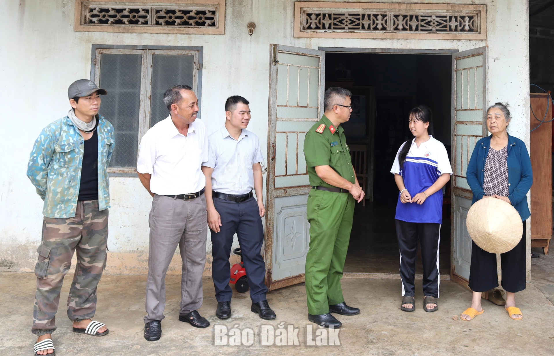 Thành viên Ban chỉ đạo mô hình 3 an toàn về an ninh, trật tự xã Dray Bhăng và Hội đồng Giáo xứ Kim Phát thăm hỏi cuộc sống của gia đình em Bùi Thị Thanh Ngân sau nhiều năm được hỗ trợ xây dựng nhà ở.