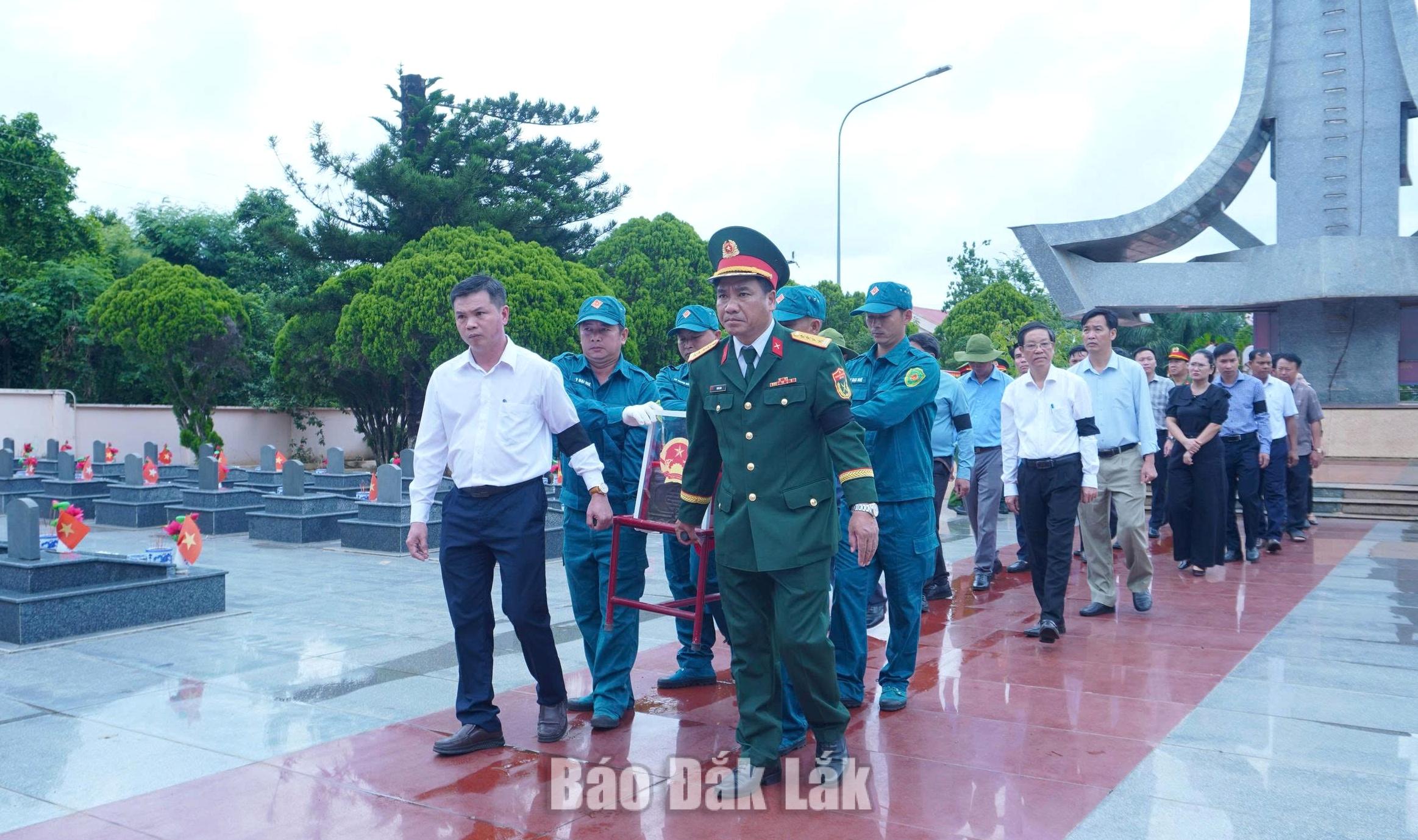 Các đại biểu tiễn đưa hài cốt liệt sĩ Nguyễn Văn Giai về nơi an nghỉ cuối cùng.