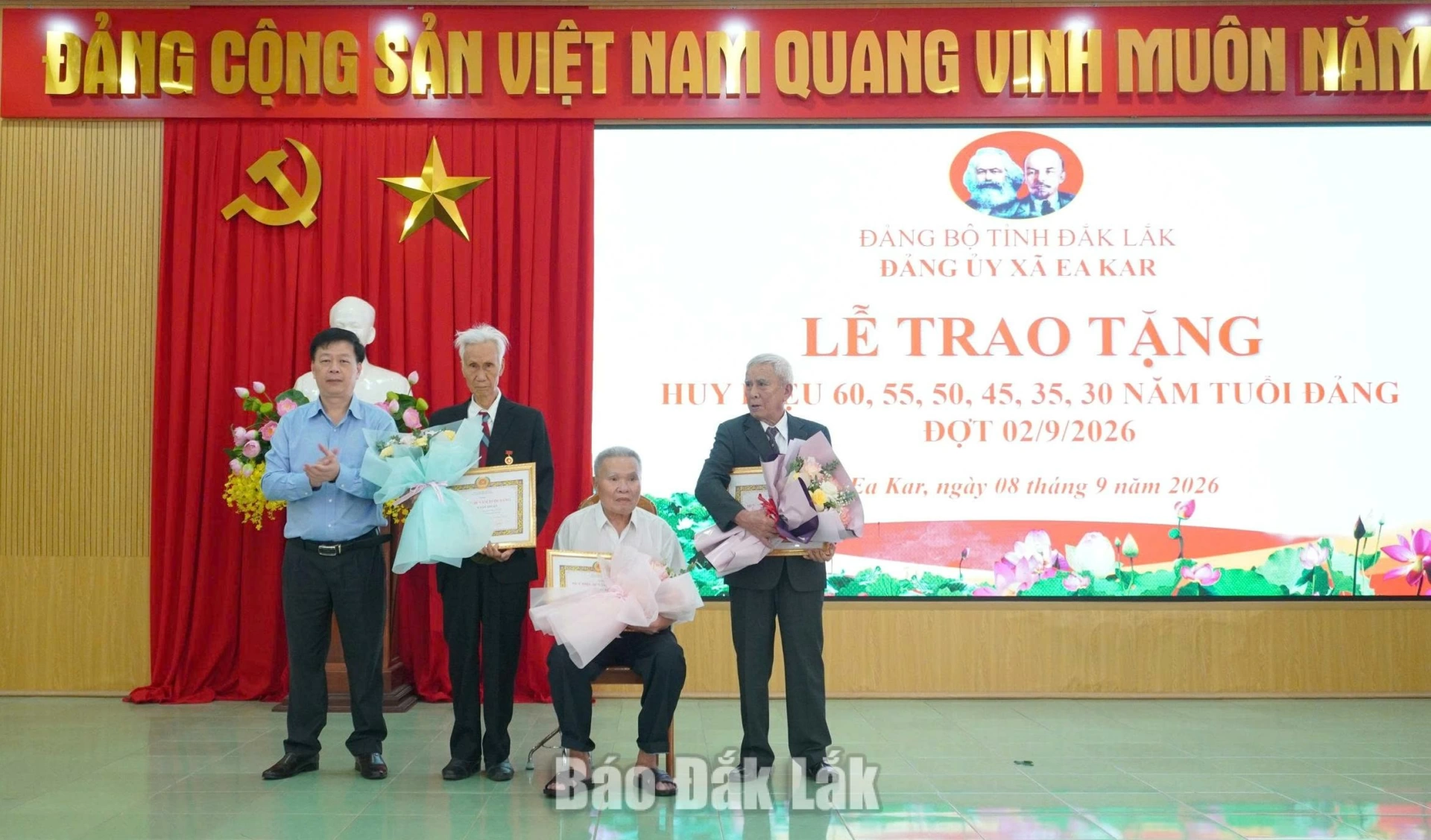 Bí thư Đảng ủy, Chủ tịch HĐND xã Trần Quang Trung trao Huy hiệu 60 năm tuổi Đảng cho các đảng viên.