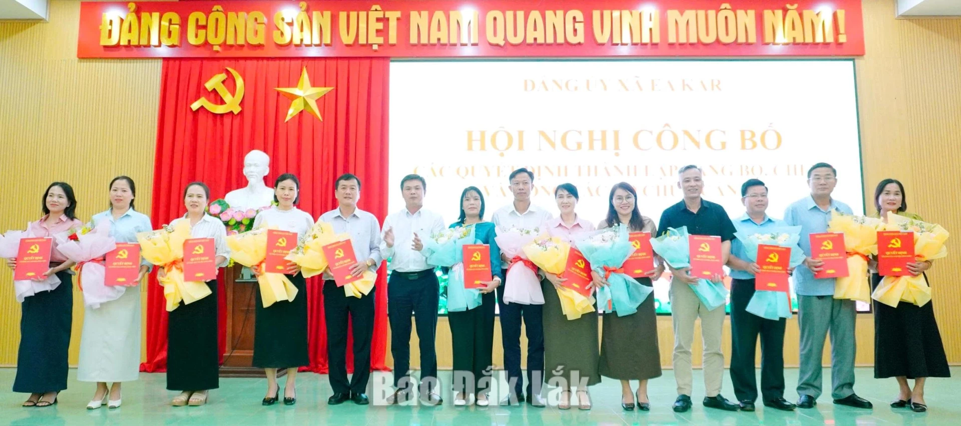 Phó Bí thư Thường trực Đảng ủy xã Nguyễn Thành Trung trao quyết định thành lập các đảng bộ trực thuộc Đảng bộ xã.