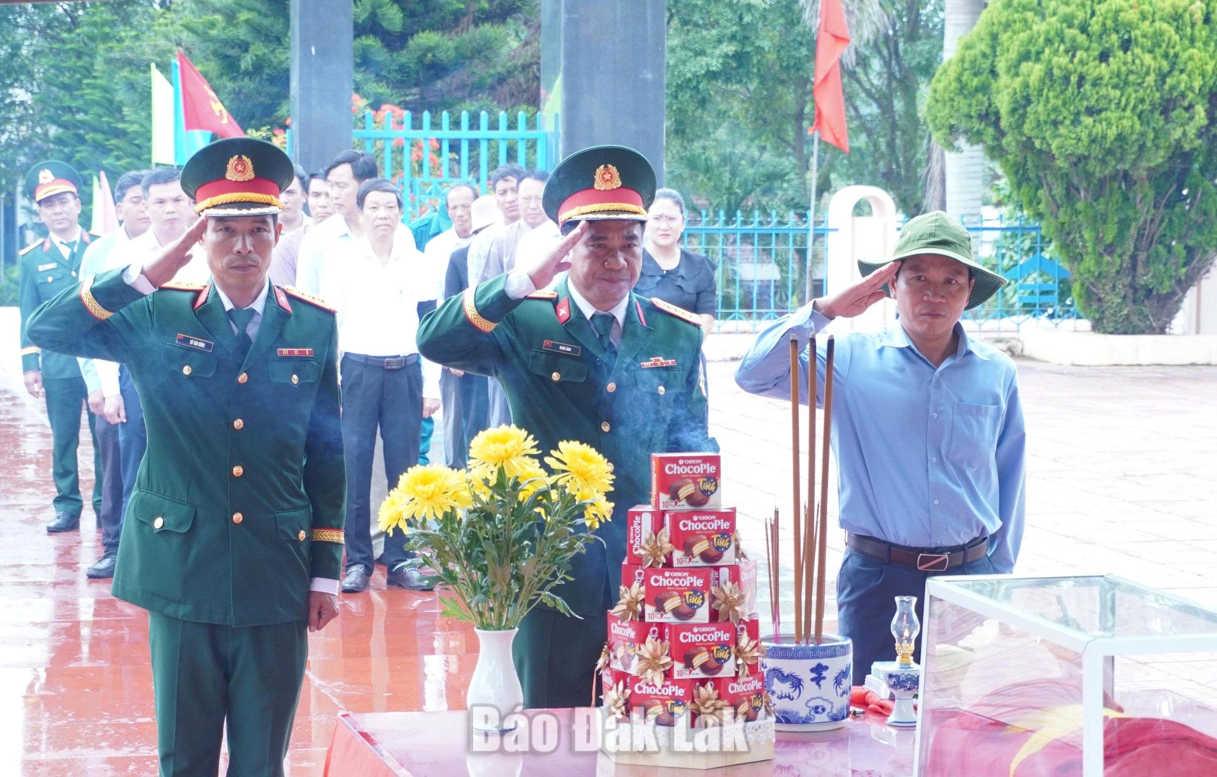 Đại tá Ksơr Lành, Phó Chính ủy Bộ Chỉ huy Quân sự tỉnh Đắk Lắk và cán bộ, chiến sĩ Đội K51, Bộ Chỉ huy Quân sự tỉnh dâng hương  bày tỏ lòng thành kính và tri ân tại Lễ truy điệu và an táng hài cốt liệt sĩ.