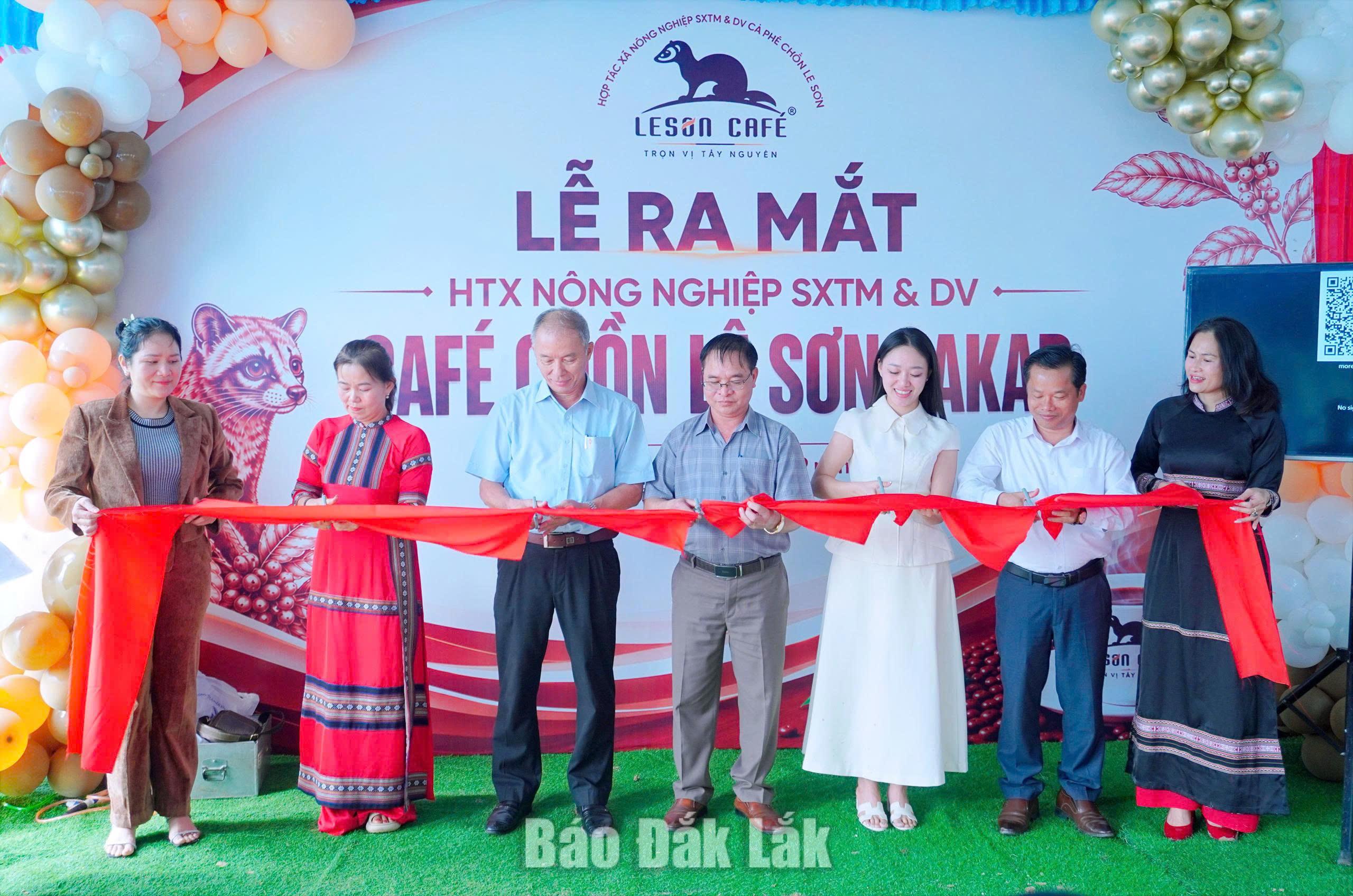 Lãnh đạo xã Ea Kar cùng đại diện Hợp tác xã Nông nghiệp Sản xuất Thương mại và Dịch vụ Cà phê Chồn Lê Sơn cắt băng ra mắt hợp tác xã.