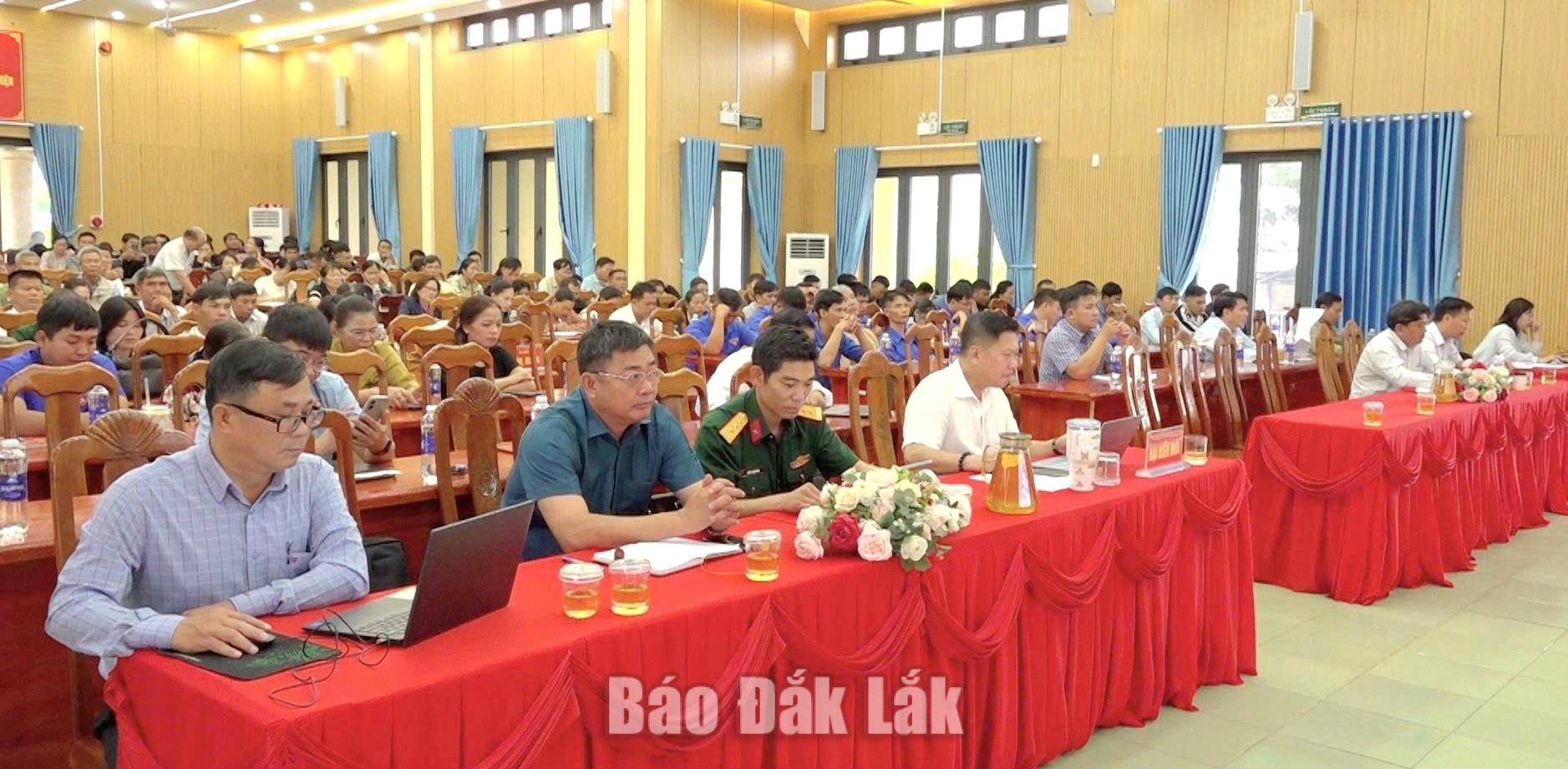 Các đại biểu và người dân tham dự hội nghị.