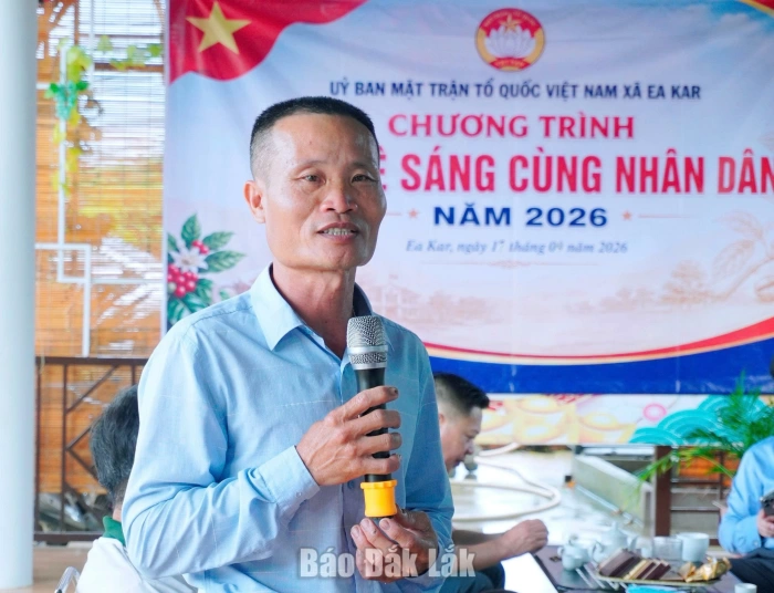 Người dân nêu ý kiến, kiến nghị với lãnh đạo xã Ea Kar tại chương trình “Cà phê sáng cùng nhân dân” năm 2026.