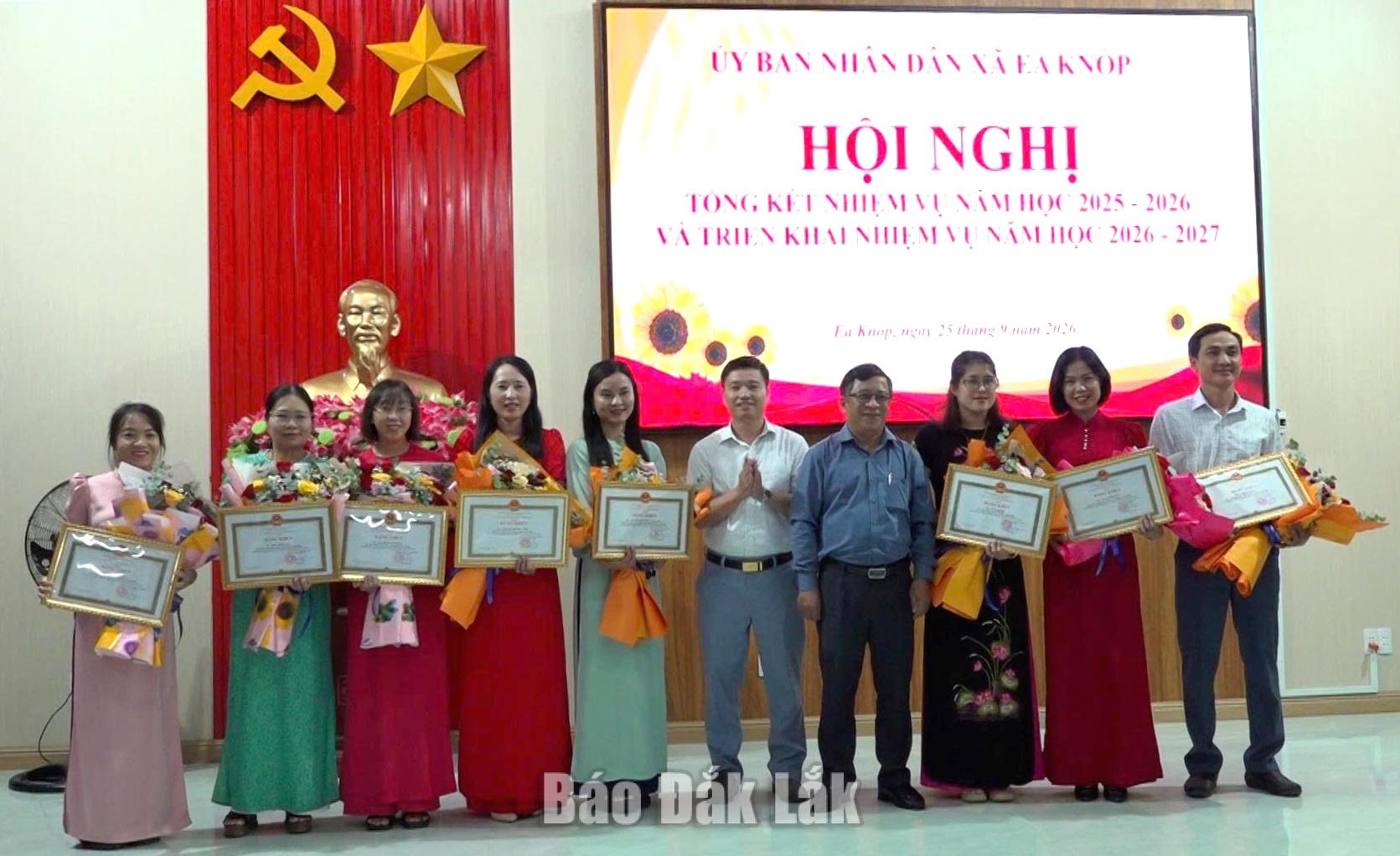 Phó Bí thư Thường trực Đảng ủy xã Nguyễn Văn Hải và Phó Bí thư Đảng ủy, Chủ tịch UBND xã Lê Anh Vũ trao Bằng khen của UBND tỉnh cho các cá nhân.
