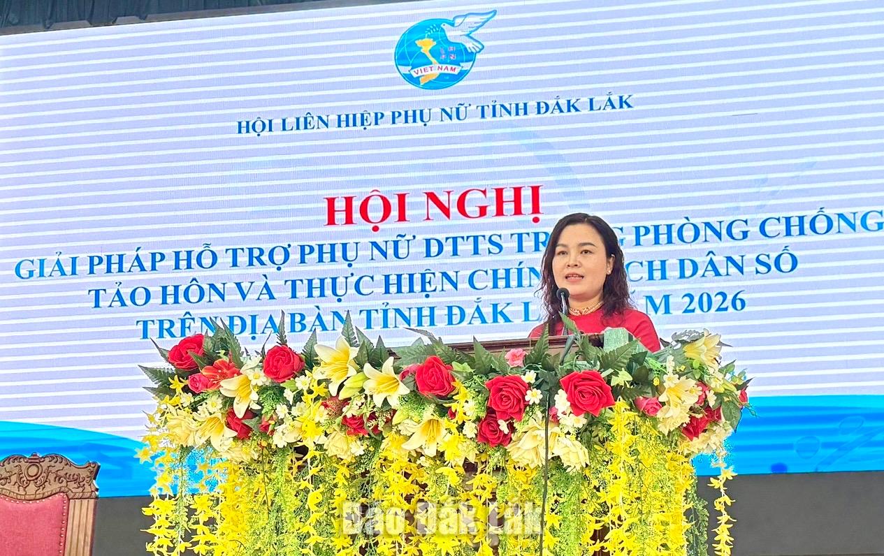 Phó Chủ tịch Thường trực Hội LHPN tỉnh Kim Thoa Adrơng phát biểu tại hội nghị.