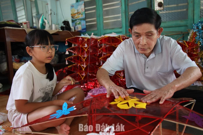 Bền bỉ giữ nghề làm lồng đèn truyền thống