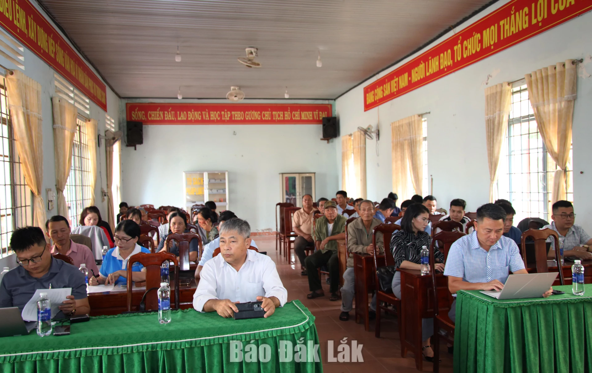 Đại biểu tham dự hội nghị.