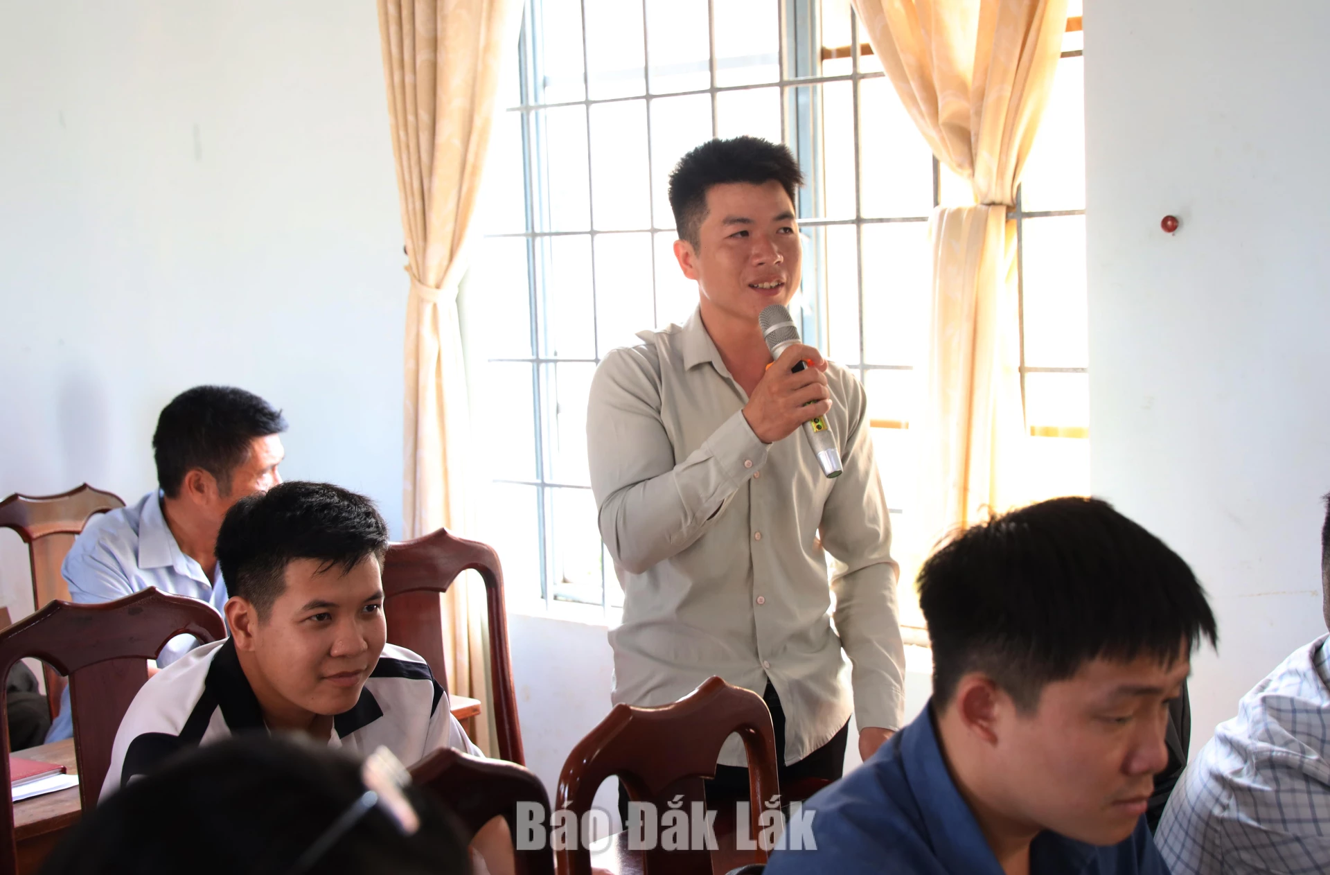 Anh Nguyễn Văn Tài (thôn Xuân Hà) tham gia kiến nghị về một số tuyến đường giao thông nông thôn bị xuống cấp, ảnh hưởng đến việc đi lại của nhân dân.