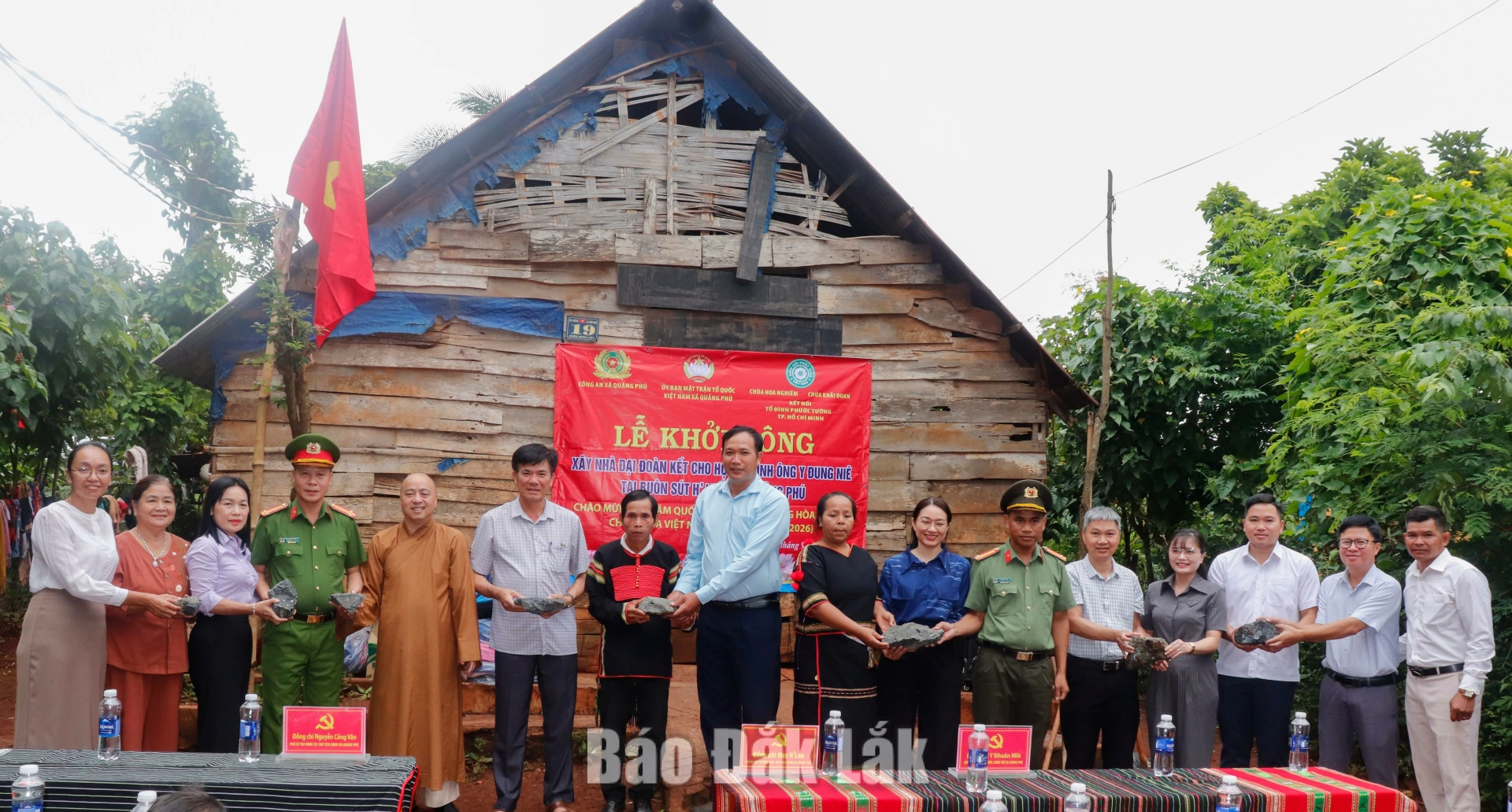 Lễ khởi công xây dựng nhà Đại đoàn kết tặng hộ ông Y Đung Niê (thứ 7, từ trái sang)