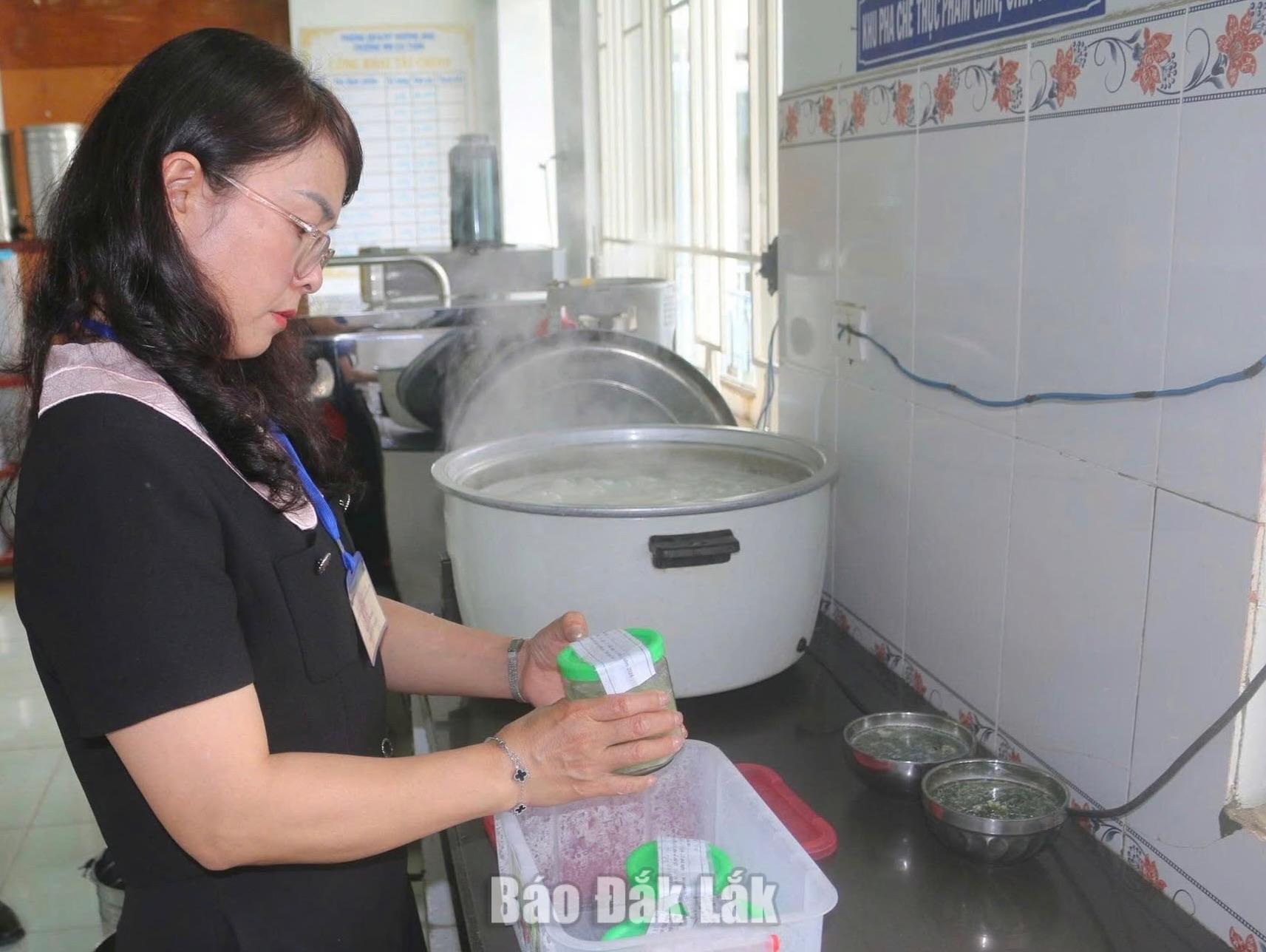 Đoàn kiểm tra điều kiện bảo đảm an toàn thực phẩm tại bếp ăn trường mầm non trên địa bàn xã Ea Na.