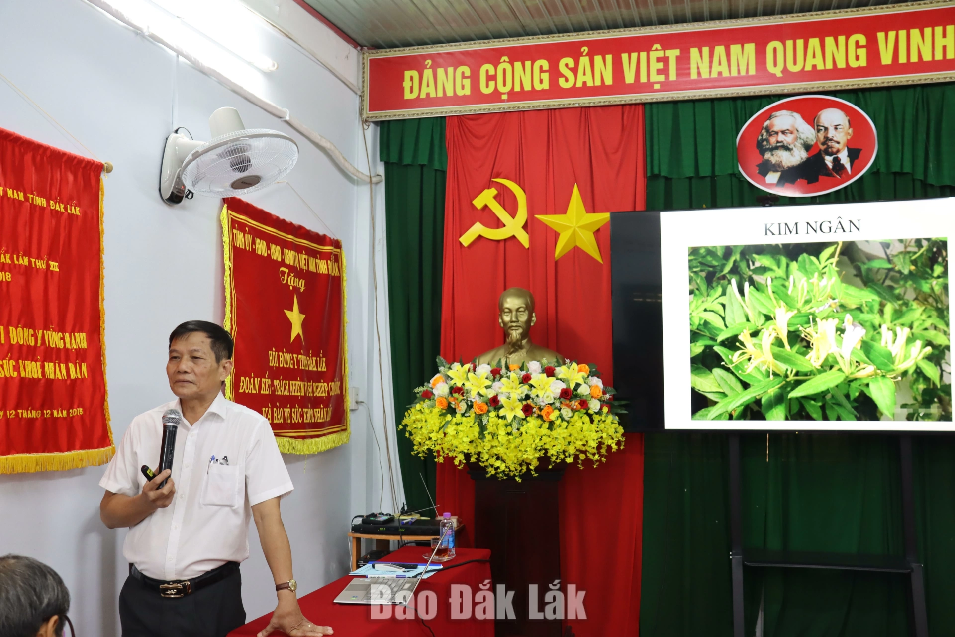 ThS, Lương y đa khoa Võ Thuận Hóa, Chủ tịch Hội Đông y tỉnh Đắk Lắk chia sẻ kiến thức về nhận biết và sử dụng cây thuốc Nam tại lớp tập huấn.