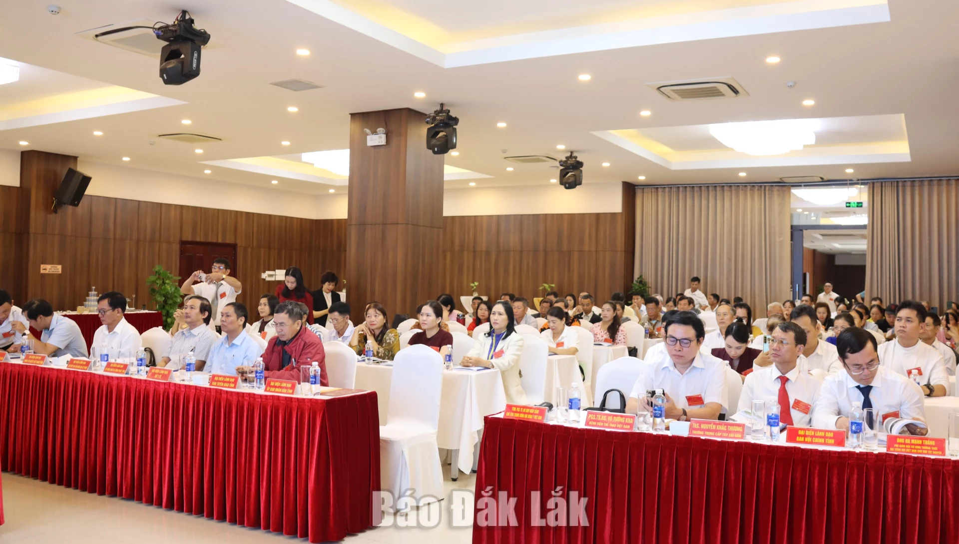 Đại biểu tham dự tại hội nghị.