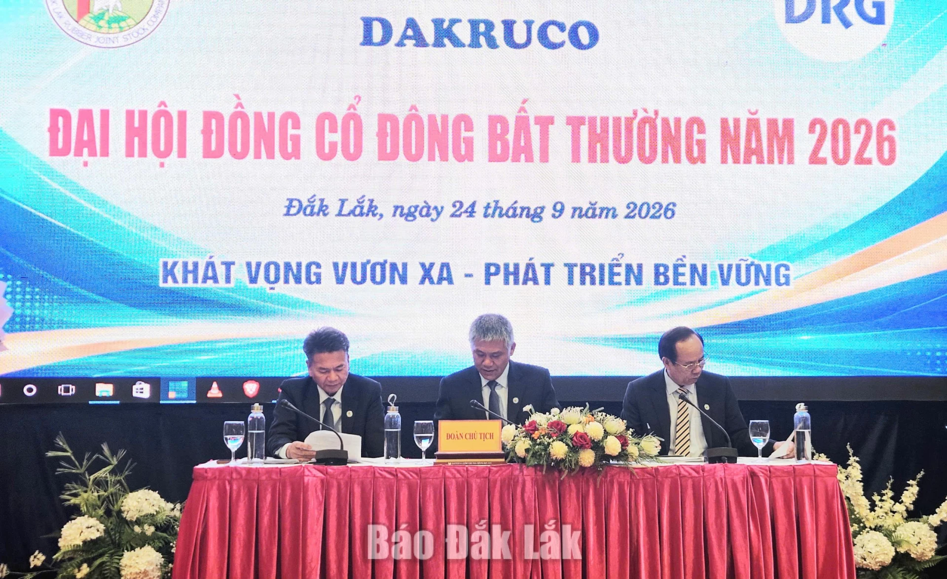 Đoàn chủ tịch điều hành tại đại hội.
