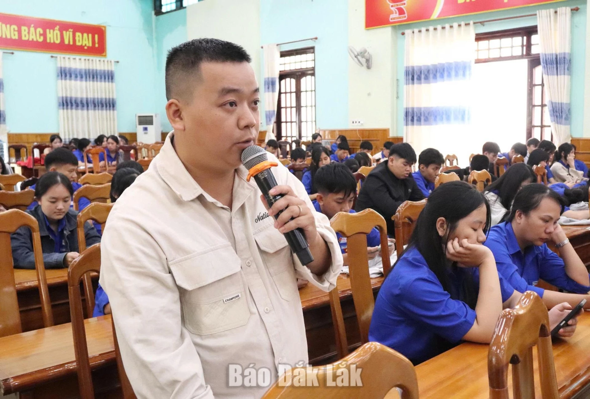 Một người dân trình bày ý kiến tại hội nghị.