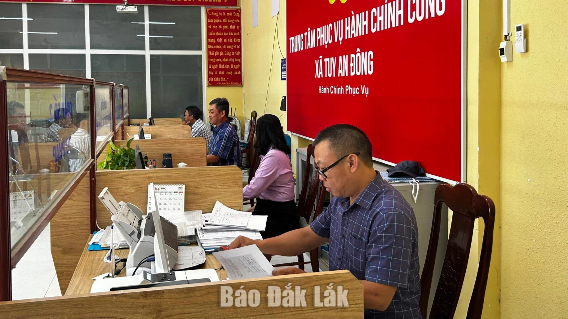 Người dân đến giao dịch tại Trung tâm Phục vụ hành chính công xã Tuy An Đông