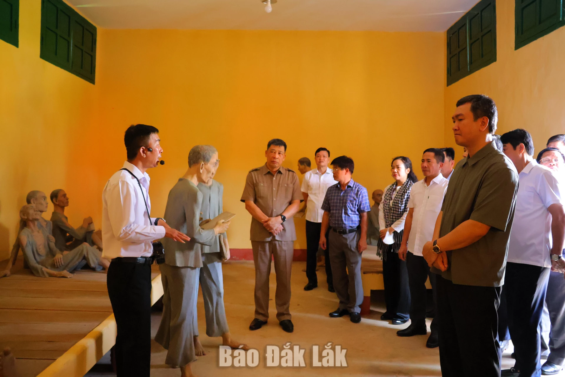 Các đại biểu tham quan Nhà đày Buôn Ma Thuột.