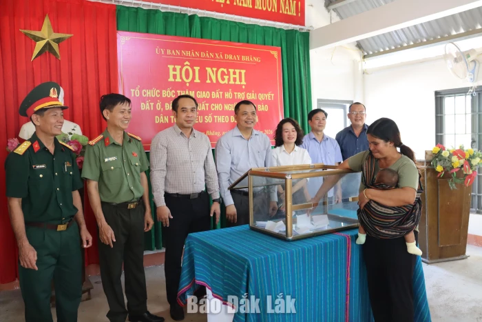 Trao đất để người dân an cư, tạo sinh kế