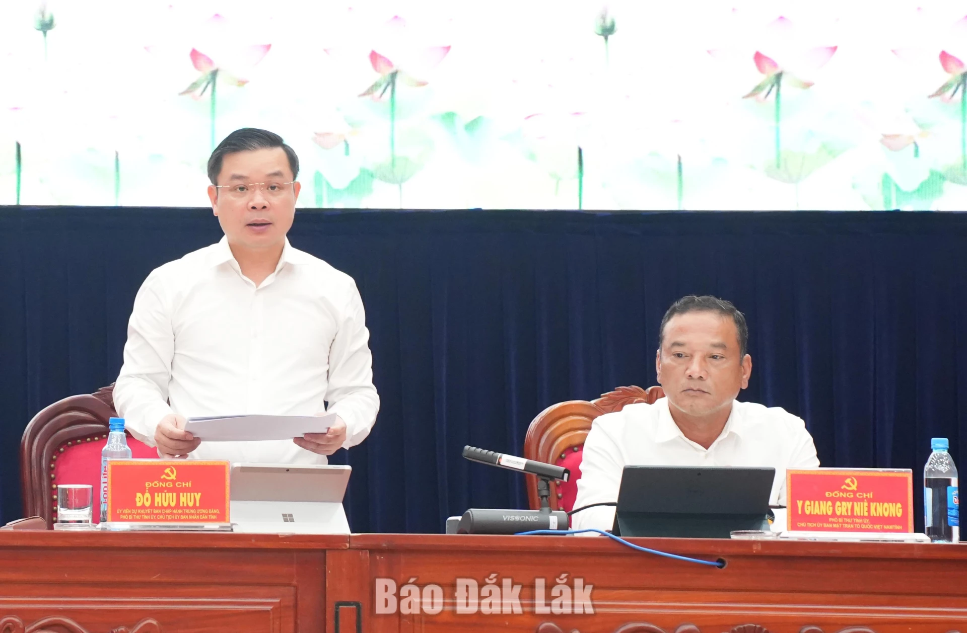 Đồng chí Đỗ Hữu Huy, Ủy viên dự khuyết Trung ương Đảng, Phó Bí thư Tỉnh ủy, Chủ tịch UBND tỉnh điều hành nội dung thảo luận.