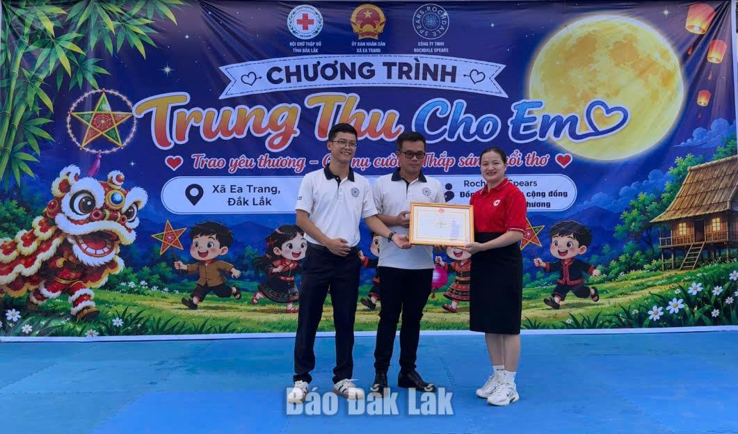 Đại diện Hội Chữ thập đỏ tỉnh trao Ghị nhận Tấm lòng Vàng tặng Công  ty 