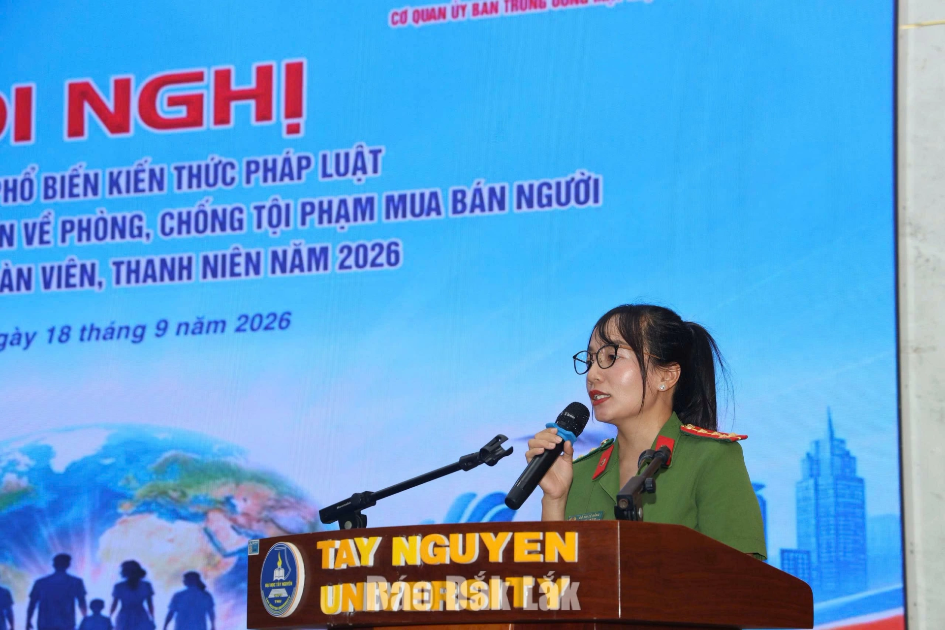cán bộ