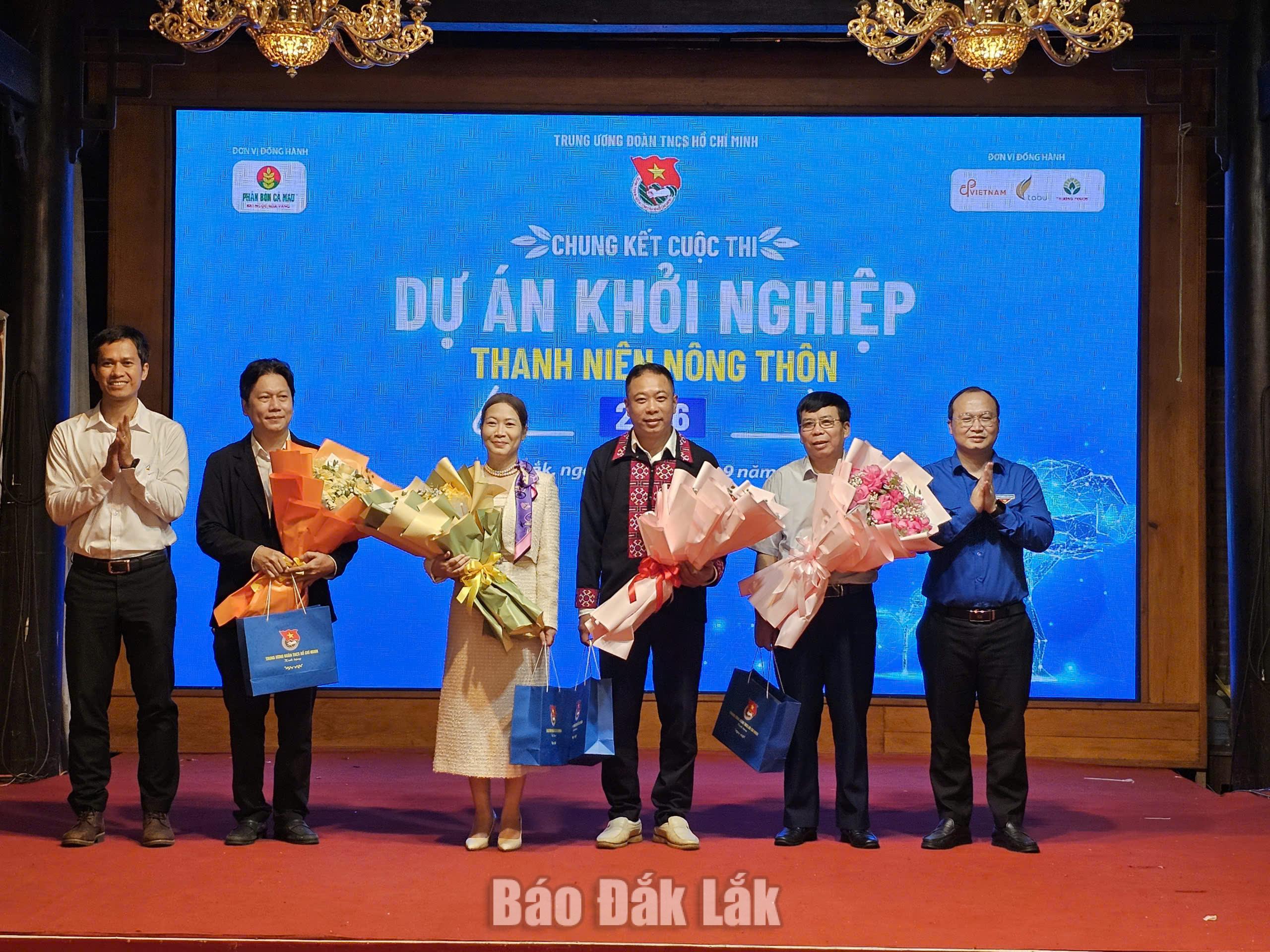 Ban tổ chức cuộc thi trao hoa và qua cho Ban Giám khảo vòng Chung kết cuộc thi.