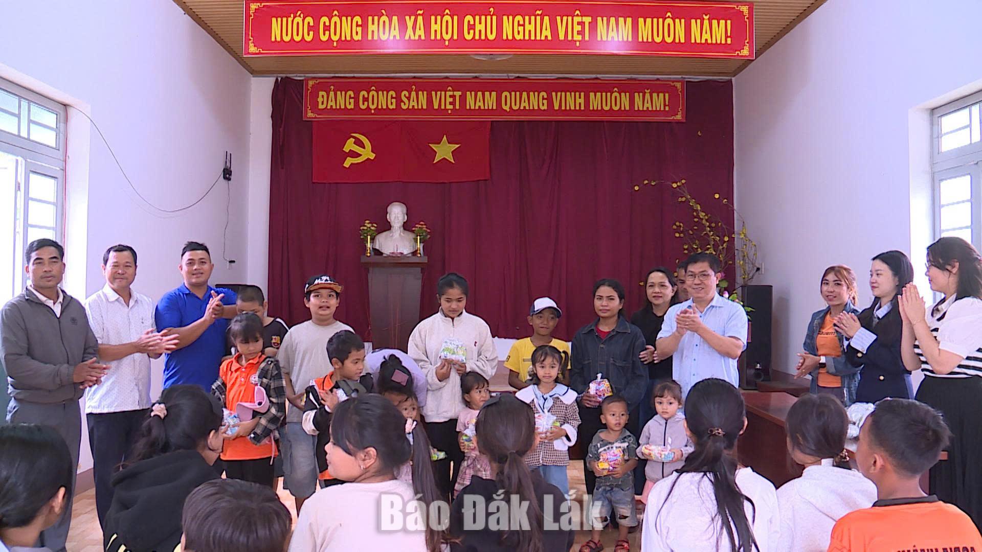 Niềm vui của thiếu nhi buôn Jung A trong chương trình “Vui Tết Trung thu”.