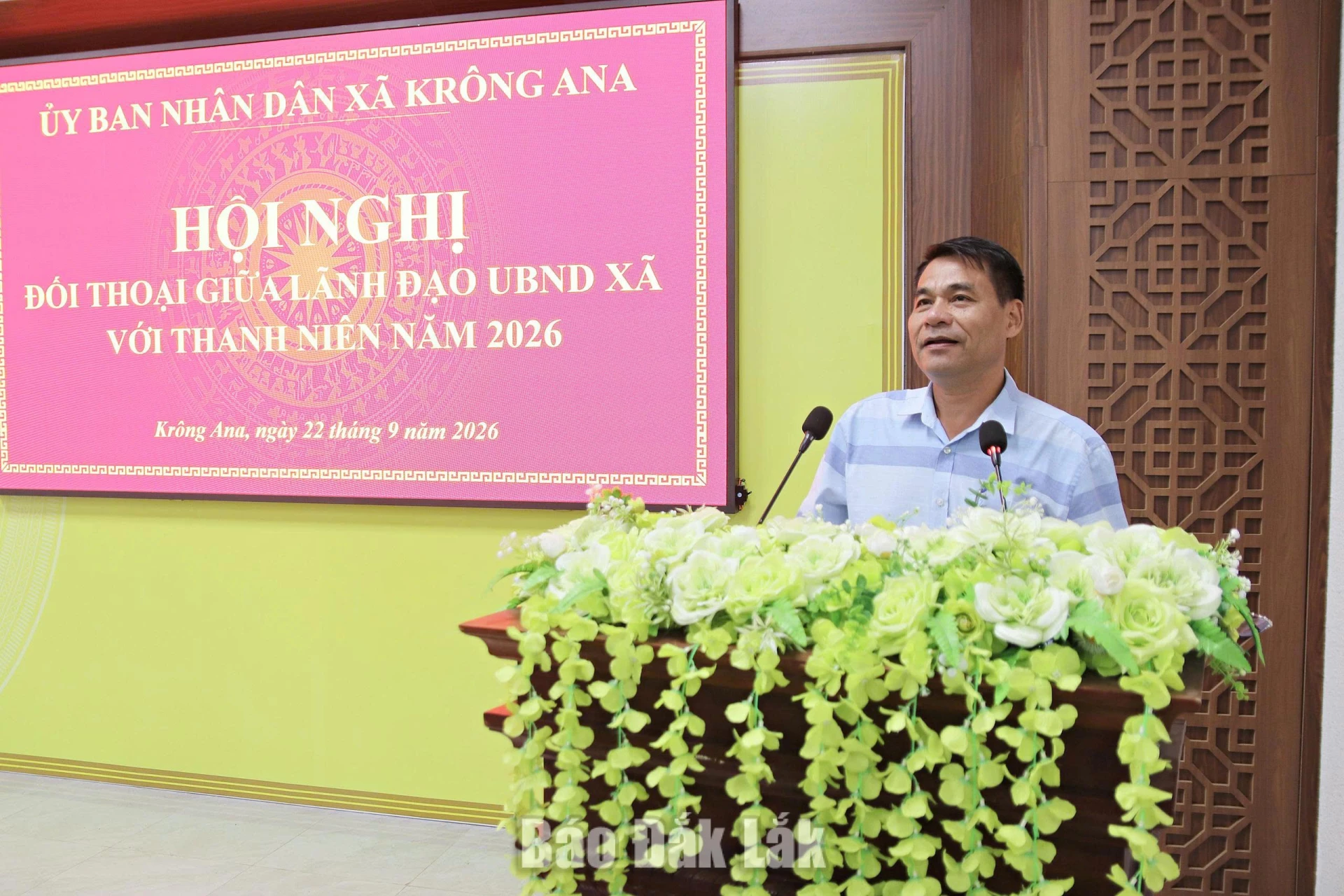 Chủ tịch UBND xã Krông Ana Hoàng Minh Giám trao đổi với đoàn viên, thanh niên tại hội nghị.