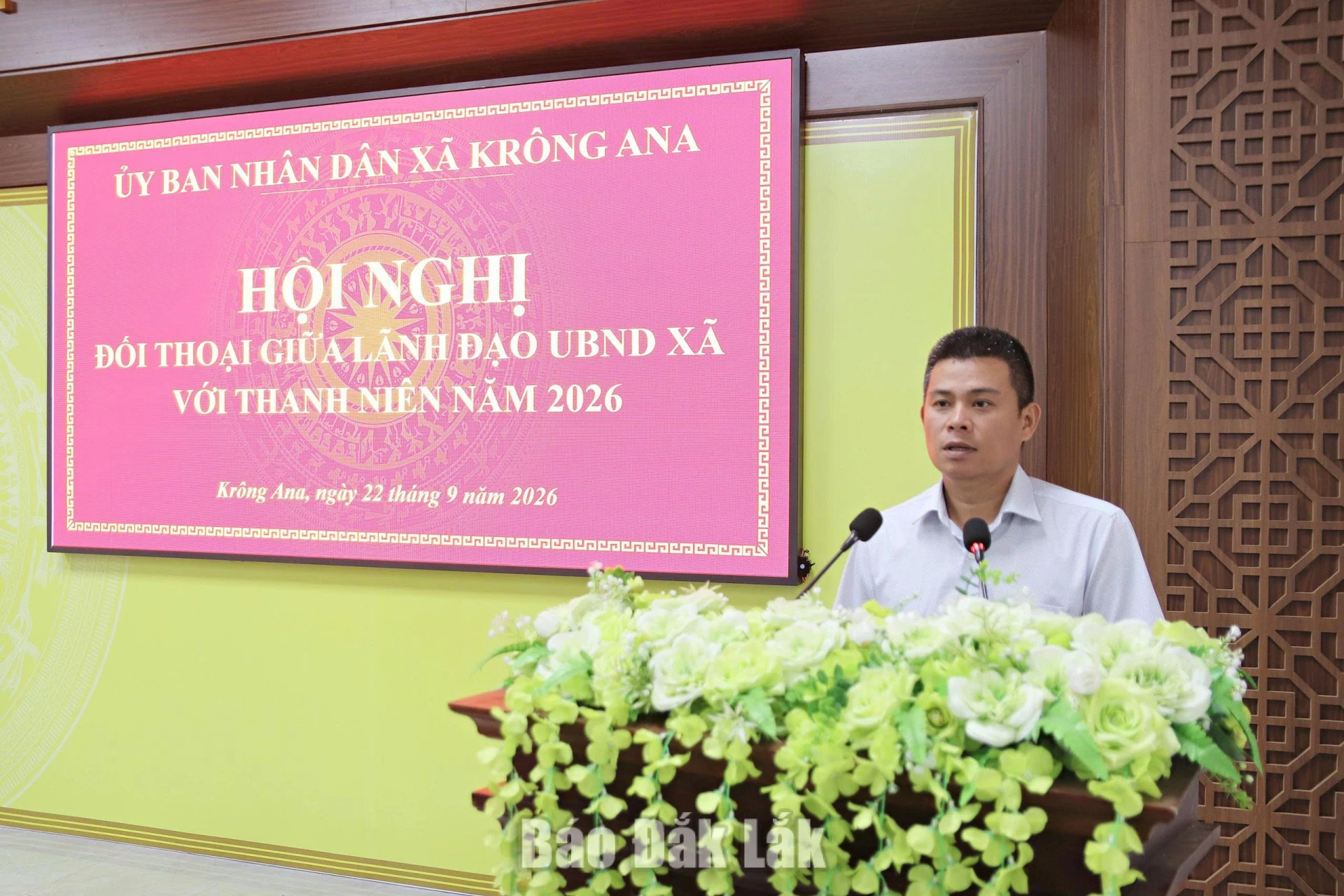Đại diện các phòng, ban, đơn vị liên quan trao đổi, giải đáp những vấn đề thanh niên quan tâm.
