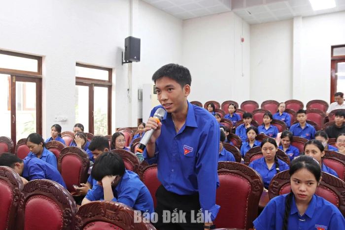 Lãnh đạo UBND xã Krông Ana đối thoại với thanh niên