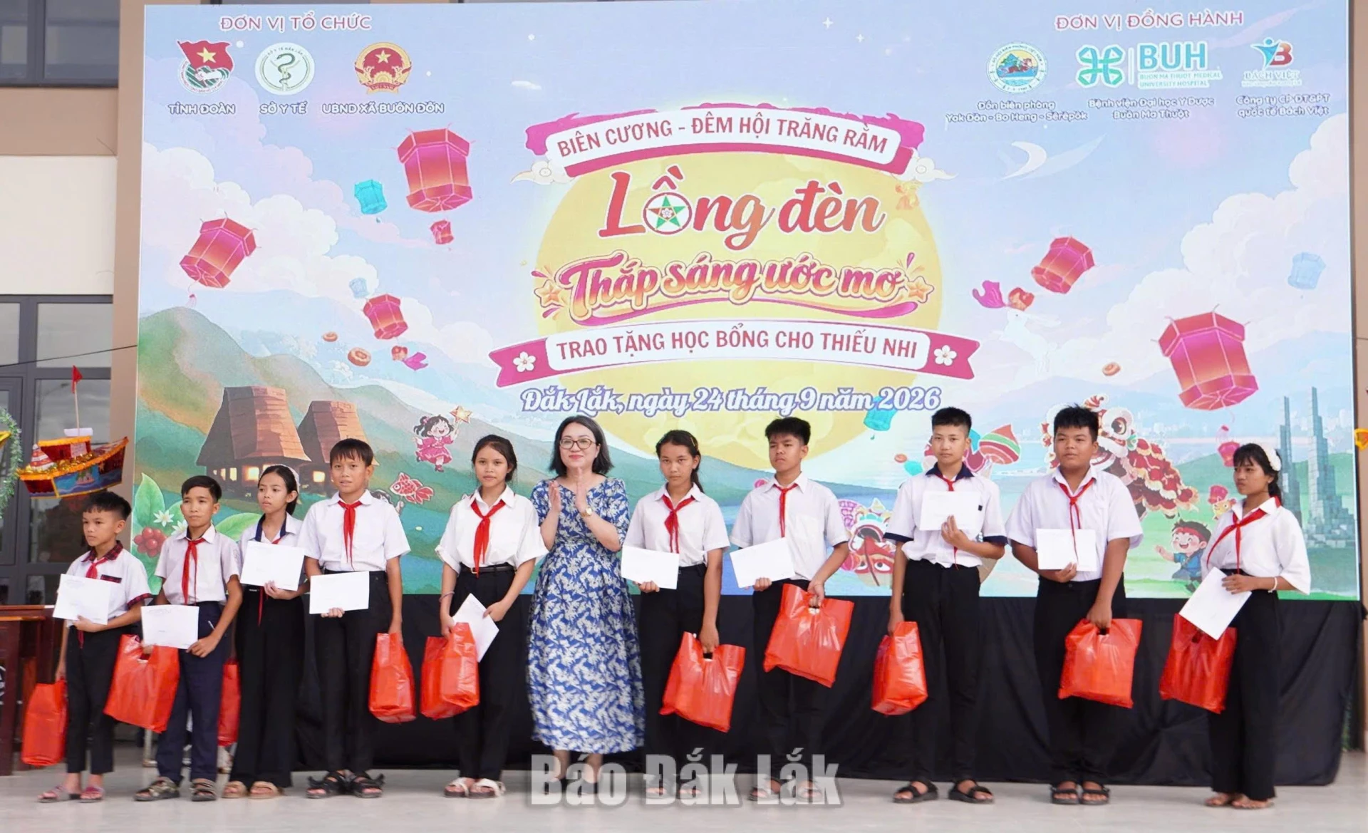 Phó Giám đốc Sở Y tế Phạm Thị Minh Hiền trao học bổng và quà cho học sinh nghèo hiếu học.