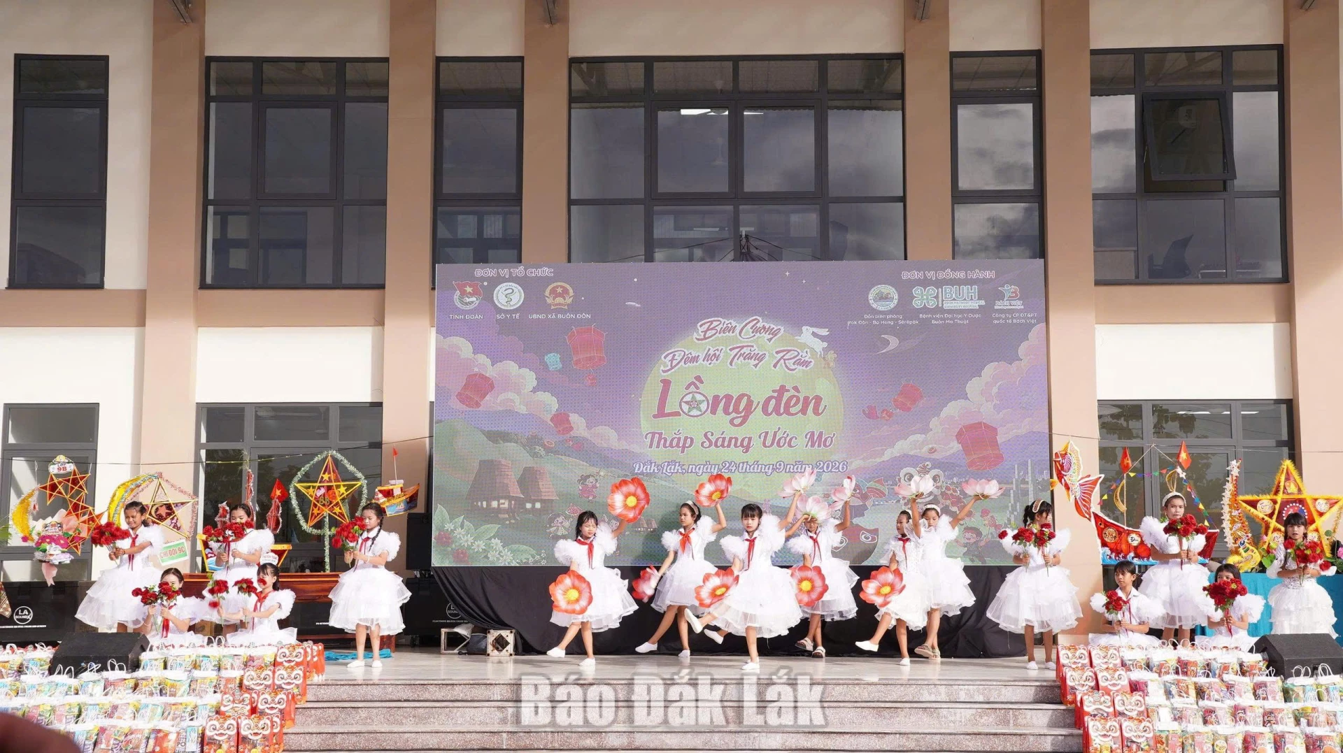 Tiết mục văn nghệ đặc sắc được biểu diễn tại chương trình.
