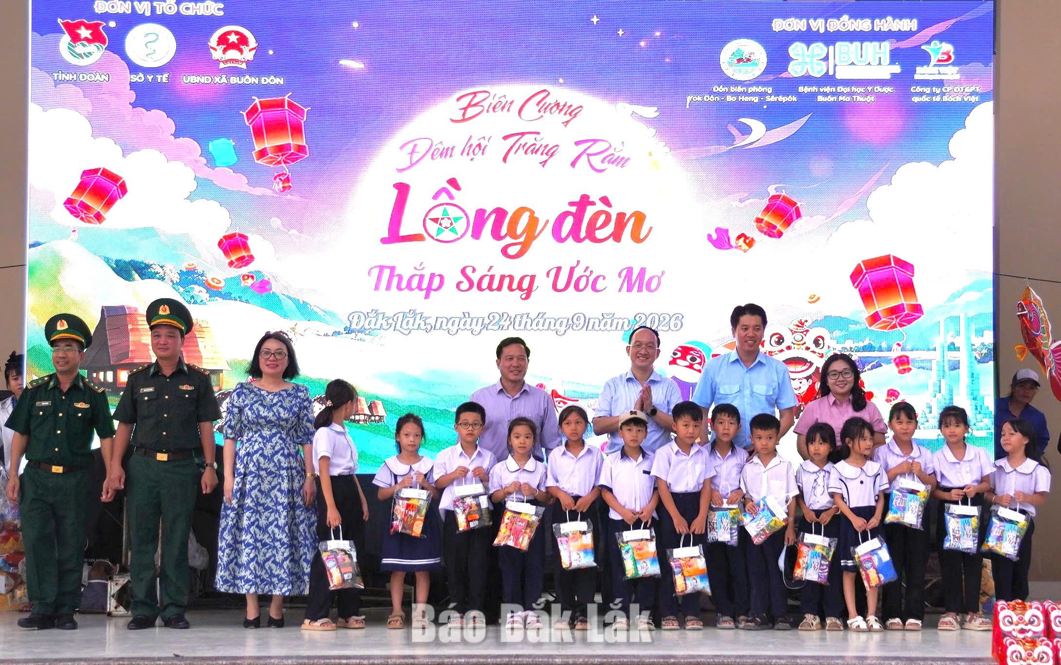Đại diện các đơn vị trao quà Trung thu cho thiếu nhi tham dự chương trình.
