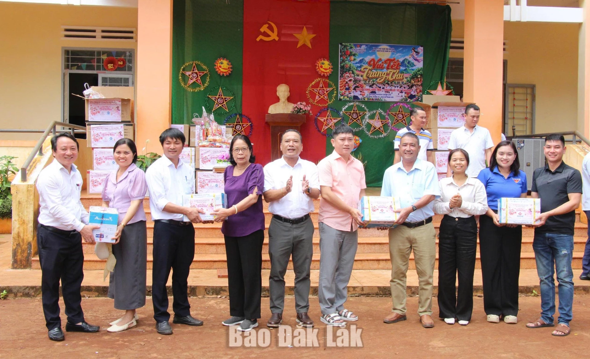 Trao tặng vở viết cho Trường Tiểu học và THCS Nơ Trang Gưh.
