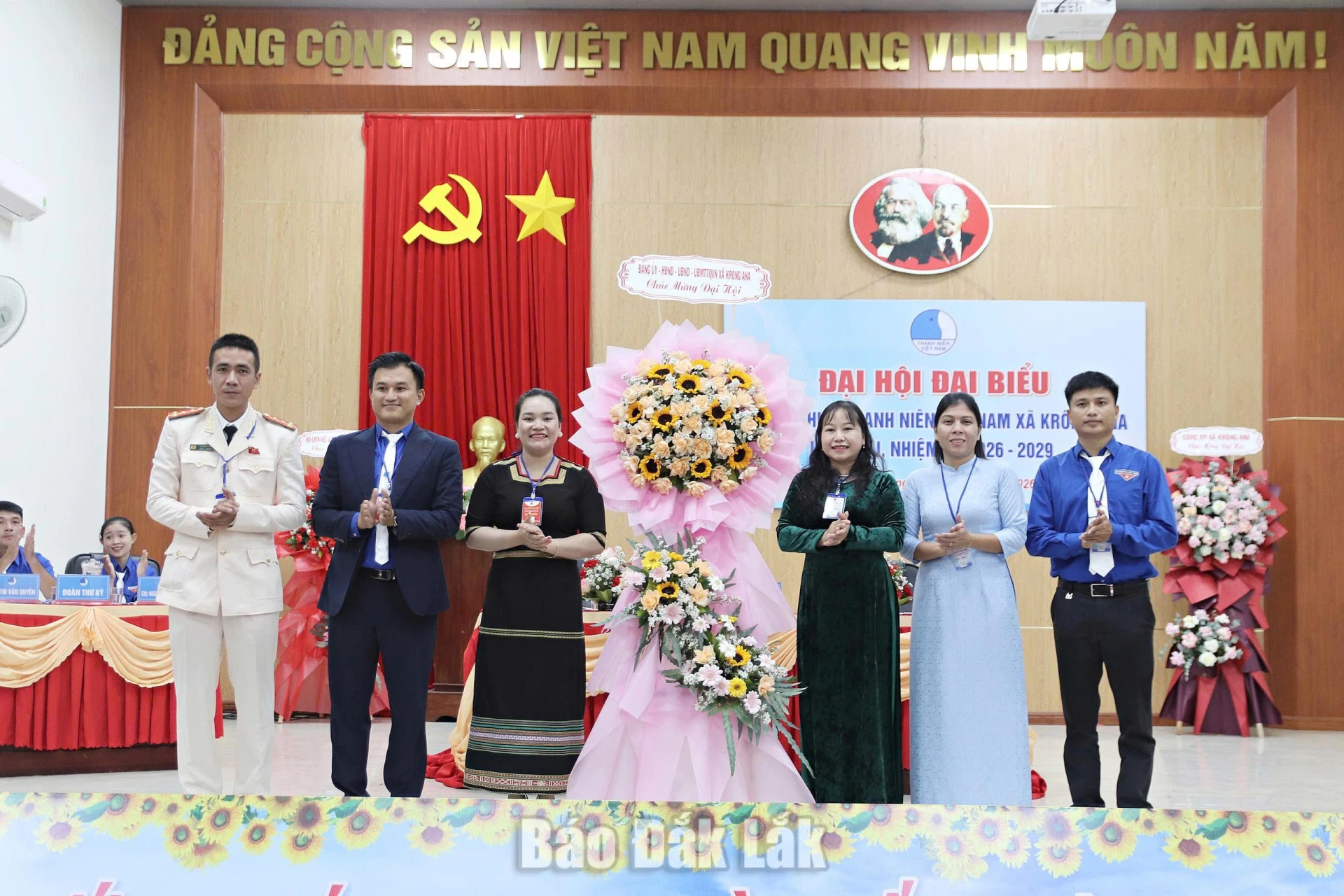 tặng hoa chúc mừng đại hội.