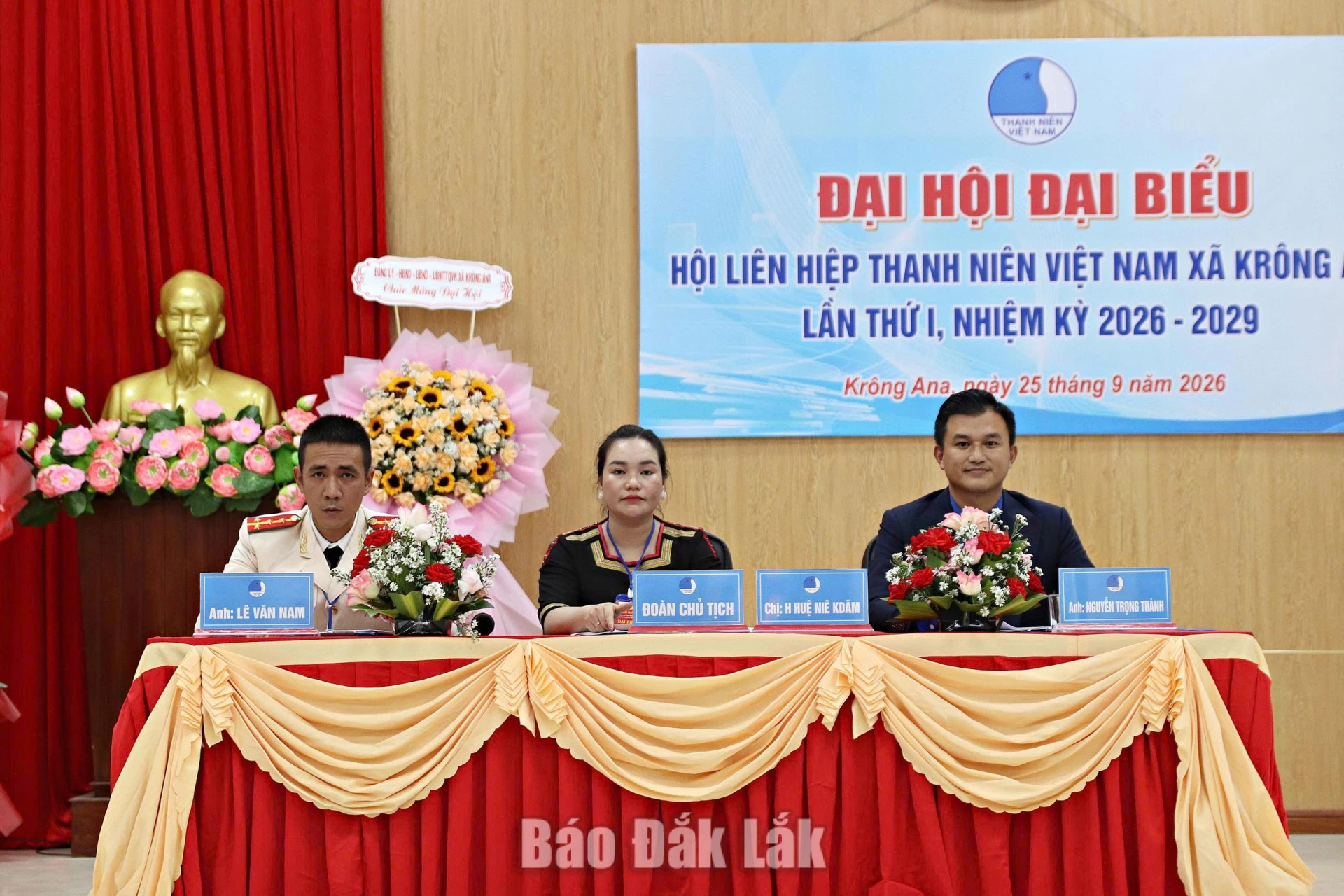 Đoàn Chủ tịch điều hành đại hội.