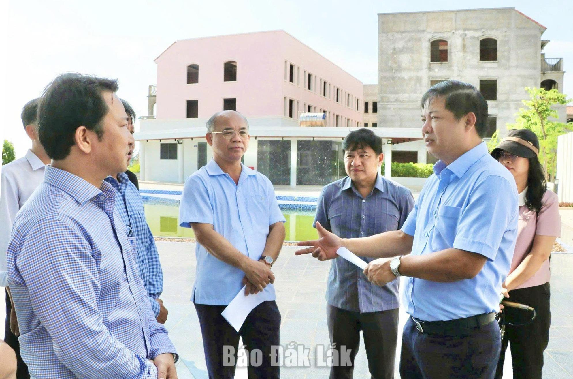 Ủy viên Trung ương Đảng, Bí thư Tỉnh ủy, Trưởng đoàn ĐBQH tỉnh Lương Nguyễn Minh Triết (phải) kiểm tra thực địa Dự án thương mại, dịch vụ, du lịch tổng hợp tại lô đất ký hiệu số 4 đường Độc Lập.