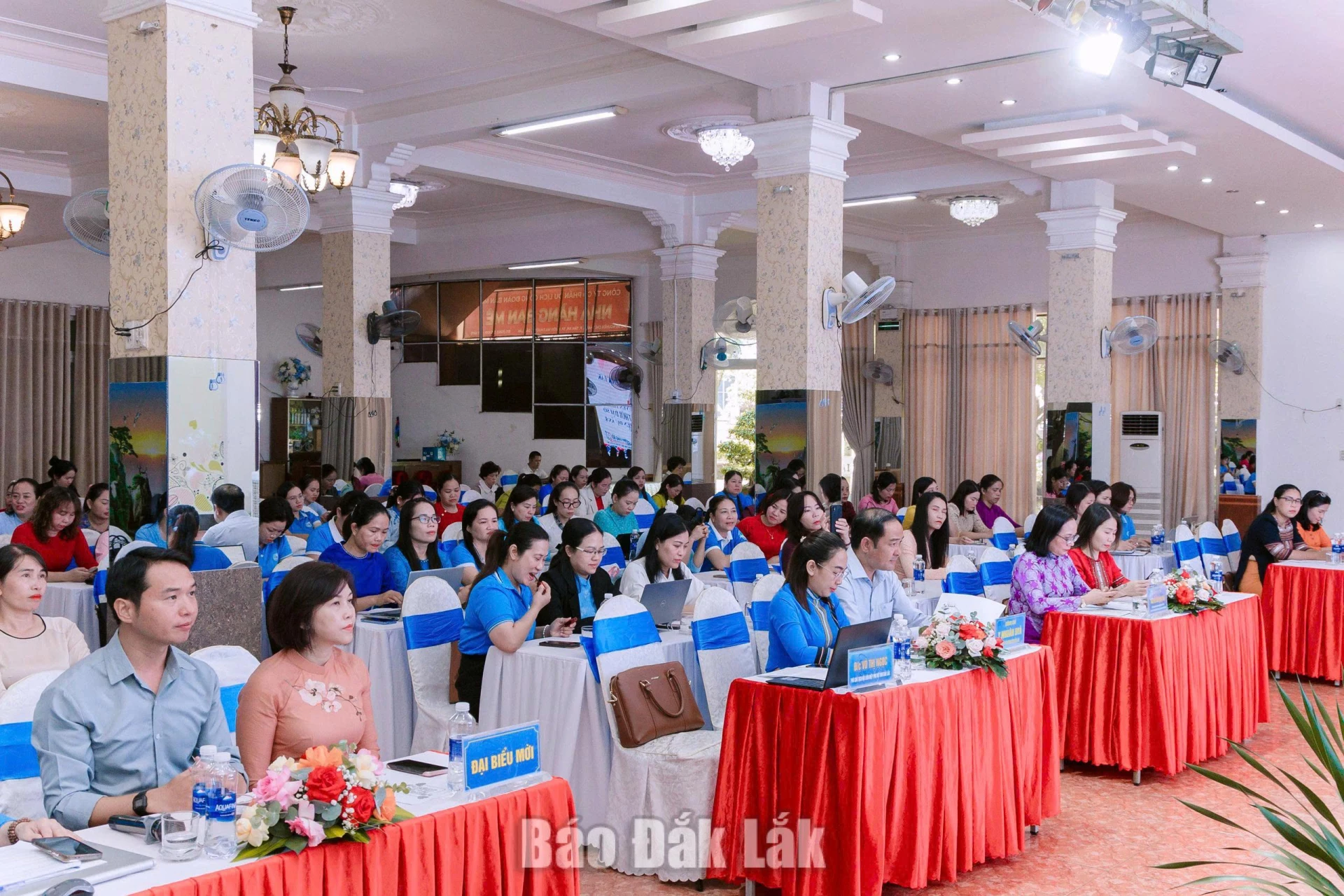 Các đại biểu tham dự hội nghị.