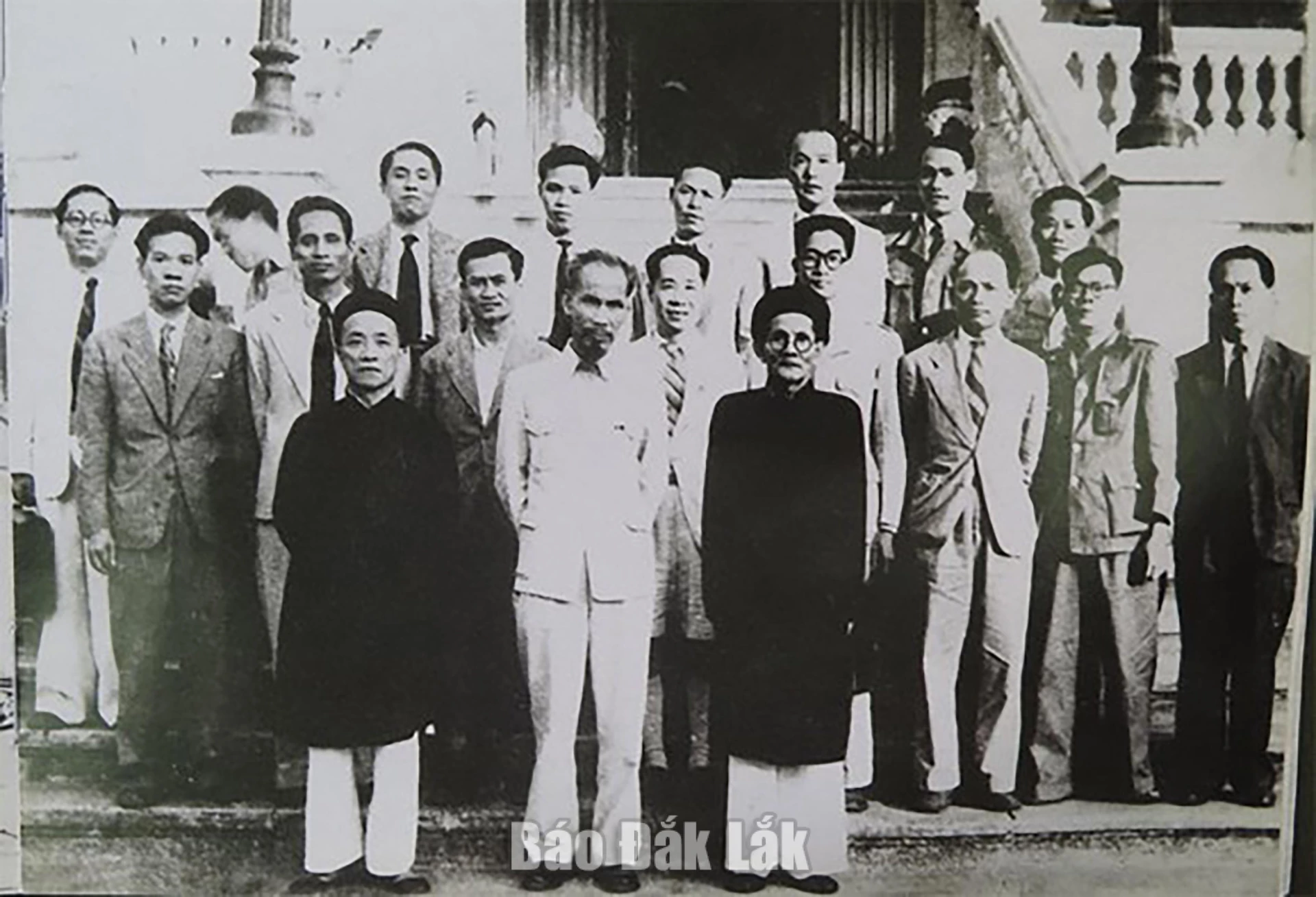 Chủ tịch Hồ Chí Minh và cụ Huỳnh Thúc Kháng (hàng đầu, thứ nhất từ phải sang) trong Chính phủ đầu tiên của nước Việt Nam Dân chủ Cộng hòa. Ảnh tư liệu