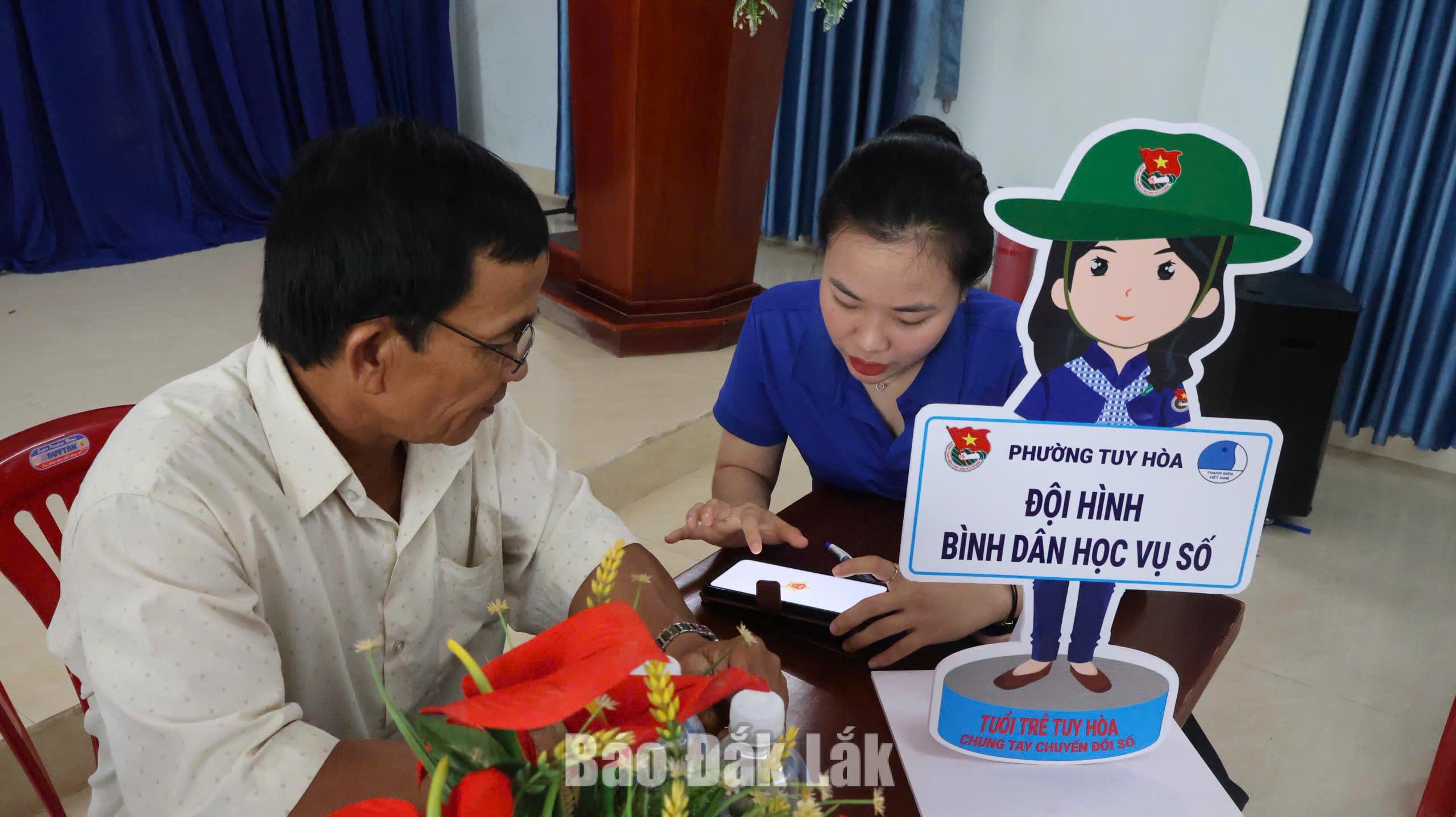 A digital literacy team in Tuy Hoa ward guiding residents on activating Level 2 electronic identity accounts via the VNeID app.