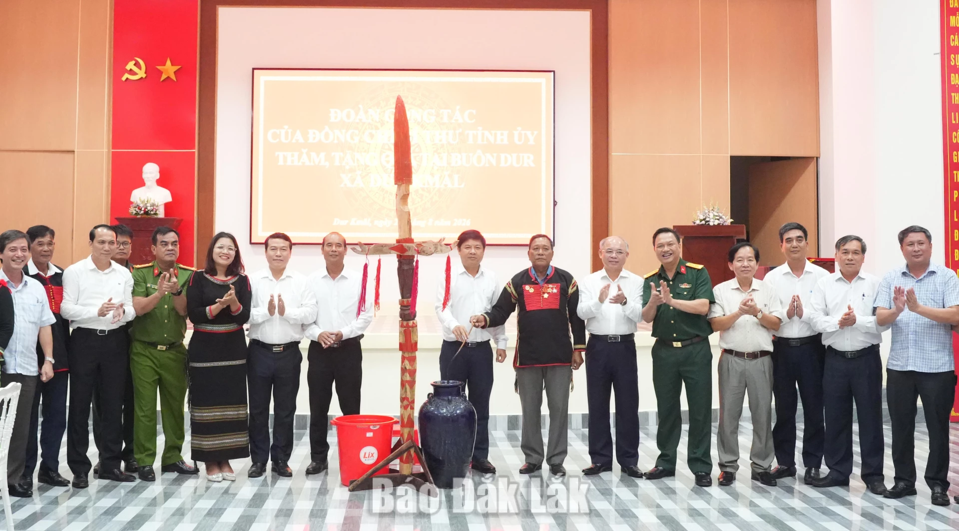 Provincial Party Committee Secretary Luong Nguyen Minh Triet together with the provincial working delegation presenting gifts to and meeting with village elders, hamlet chiefs combined with respected individuals in Dru hamlet, Dur Kmal commune.