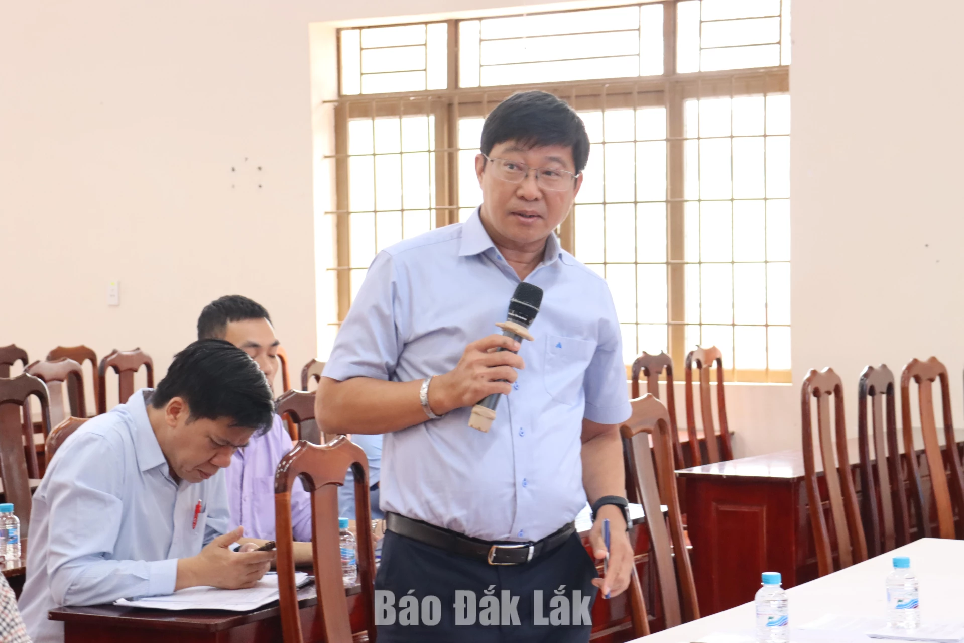 Phó Chủ tịch Thường trực UBND phường Ea Kao Nguyễn Xuân Nở báo cáo tình hình và trao đổi những khó khăn, vướng mắc trong công tác y tế trên địa bàn.