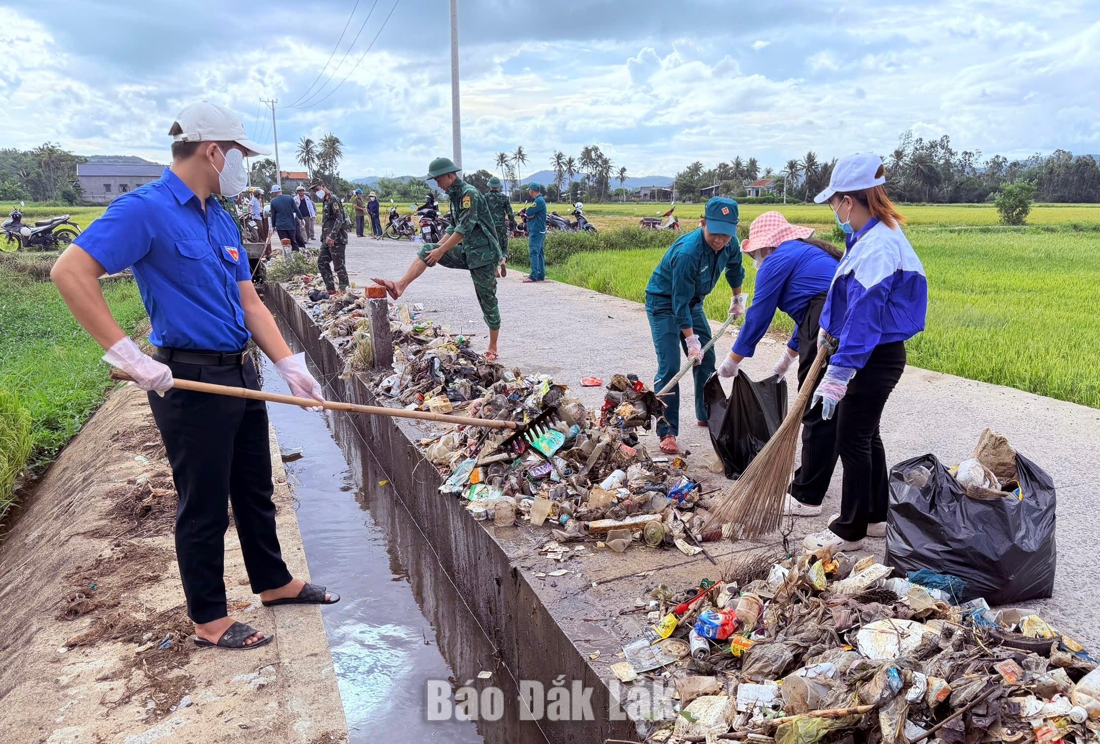 Tuổi trẻ Tuy An Đông ra quân dọn dẹp vệ sinh.