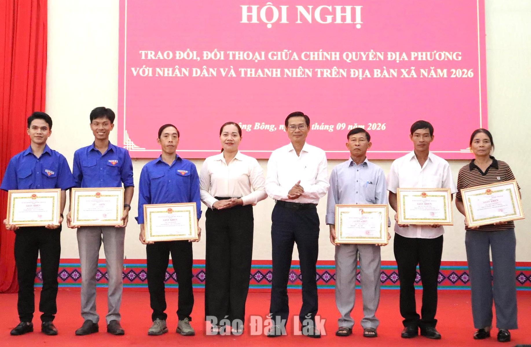 xã Krông Bông đã khen thưởng 6 cá nhân có thành tích trong phong trào phát triển kinh tế nông thôn năm 2026.