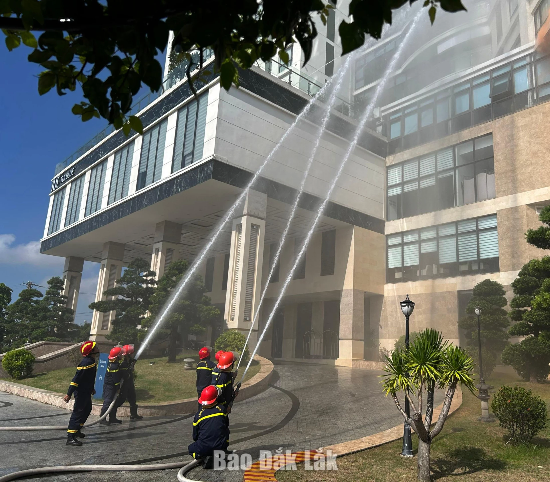 Lực lượng PCC&CNCH khẩn trương tiếp cận hiện trường và đập tắt tình huống giả định.